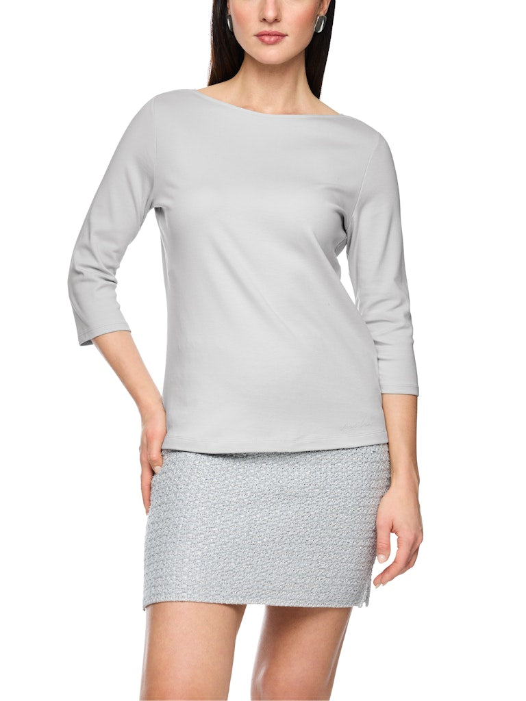 חולצת טישירט בגזרה צמודה לגוף, מבד כותנה ג'רזי רך ונעים. עם צווארון סירה ושרוולים באורך ¾.הרכב: 92% כותנה, 8% אלסטןהדוגמנית בגובה 1.79 ולובשת מידה 3 של מארק קיין