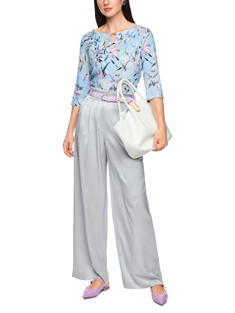 מכנסיים בגזרה רחבה, עם מותן גבוהה, עשויים בד רך וגולש עם ברק סאטן אלגנטי. קפלים קדמיים מודגשים באיזור המותן, שני כיסי צד, ולולאות לחגורה. מכנסיים קלילים ונוחים במיוחד, מושלמים ללוק יומיומי אלגנטי, או לאירועים מיוחדים.הרכב: 82% אצטט, 18% פוליאסטרהדוגמנית בגובה 1.79 ולובשת מידה 3 של מארק קיין