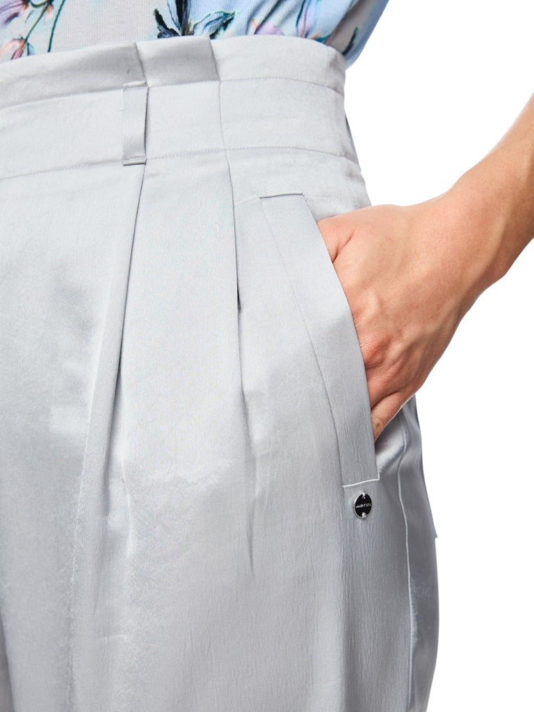 מכנסיים בגזרה רחבה, עם מותן גבוהה, עשויים בד רך וגולש עם ברק סאטן אלגנטי. קפלים קדמיים מודגשים באיזור המותן, שני כיסי צד, ולולאות לחגורה. מכנסיים קלילים ונוחים במיוחד, מושלמים ללוק יומיומי אלגנטי, או לאירועים מיוחדים.הרכב: 82% אצטט, 18% פוליאסטרהדוגמנית בגובה 1.79 ולובשת מידה 3 של מארק קיין