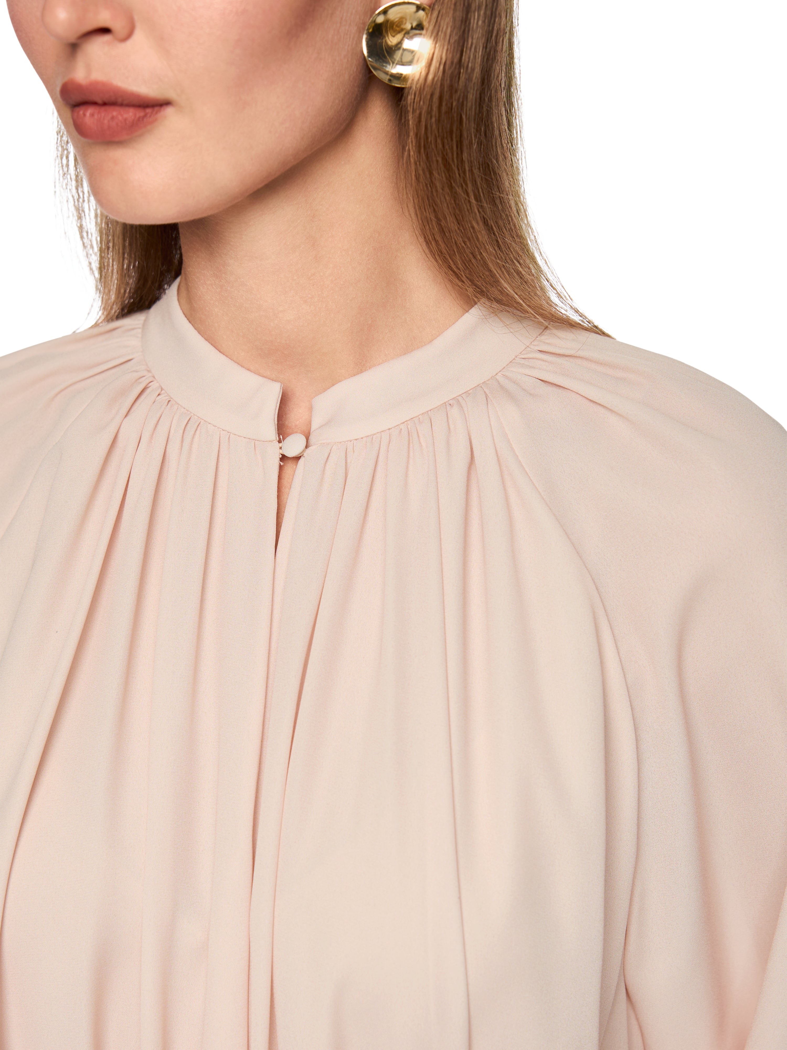 שמלת מידי קפלים באורך מידי עם הדפס פרחוני וחגורת קשירההרכב: 100% פוליאסטרהדוגמנית בגובה 1.79 ולובשת מידה 3 של מארק קיין 