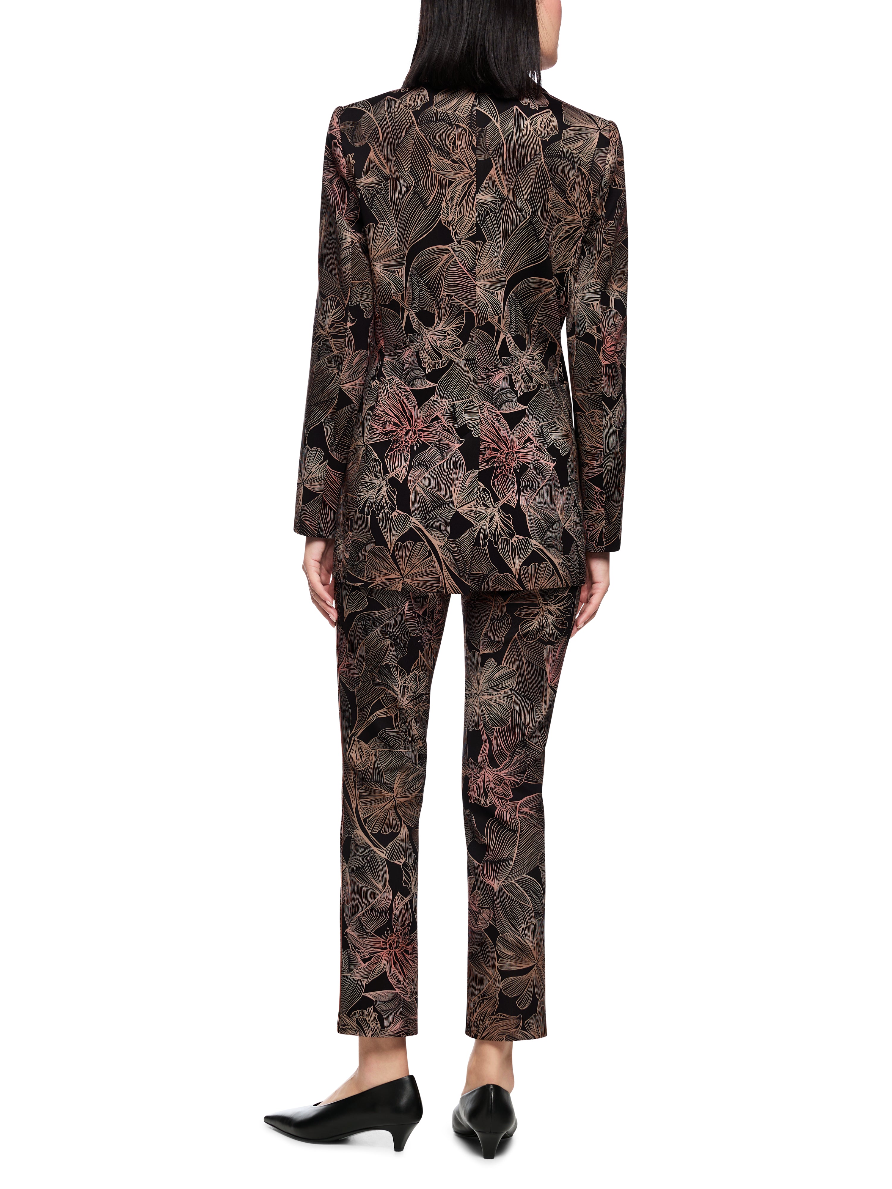 בלייזר בגזרה צמודה עשוי בד ג'רזי סקובה עם הדפס פרחוניהרכב: 87% פוליאסטר, 13% אלסטןהדוגמנית בגובה 1.79 ולובשת מידה 3 של מארק קיין 