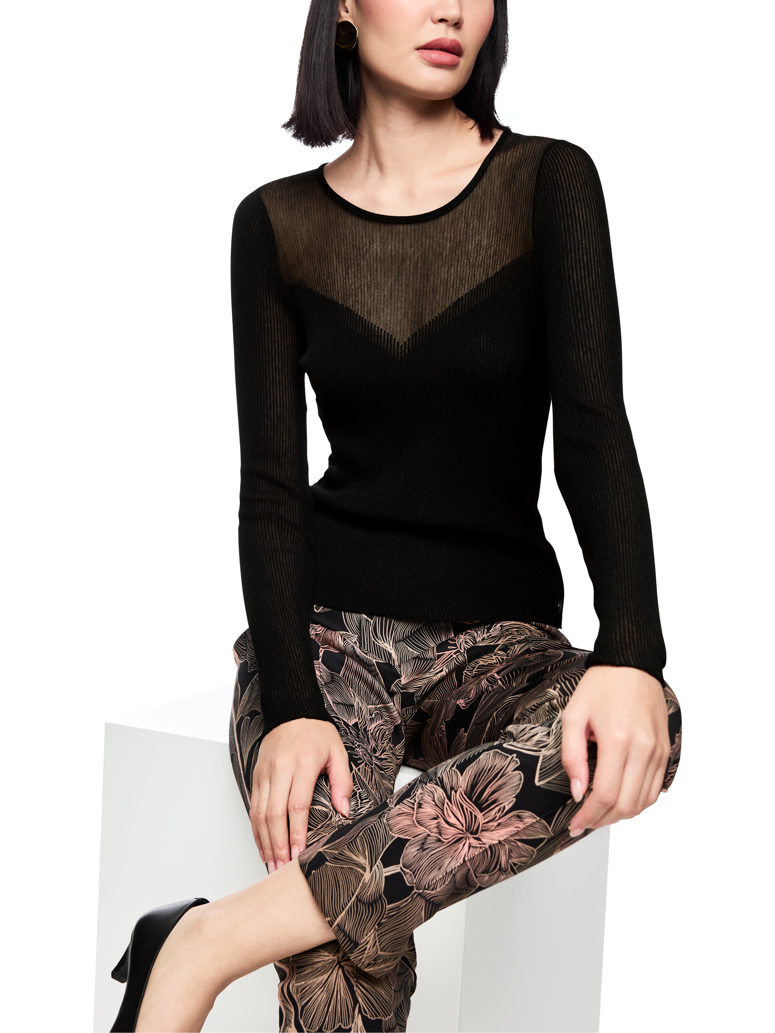 סריג בגזרה צמודה עם דקולטה בצורת V, שקוף למחצההרכב: 59% ויסקוזה (ממוחזר), 27% כותנה, 8% פוליאסטר, 6% פוליאמידהדוגמנית בגובה 1.79 ולובשת מידה 3 של מארק קיין 