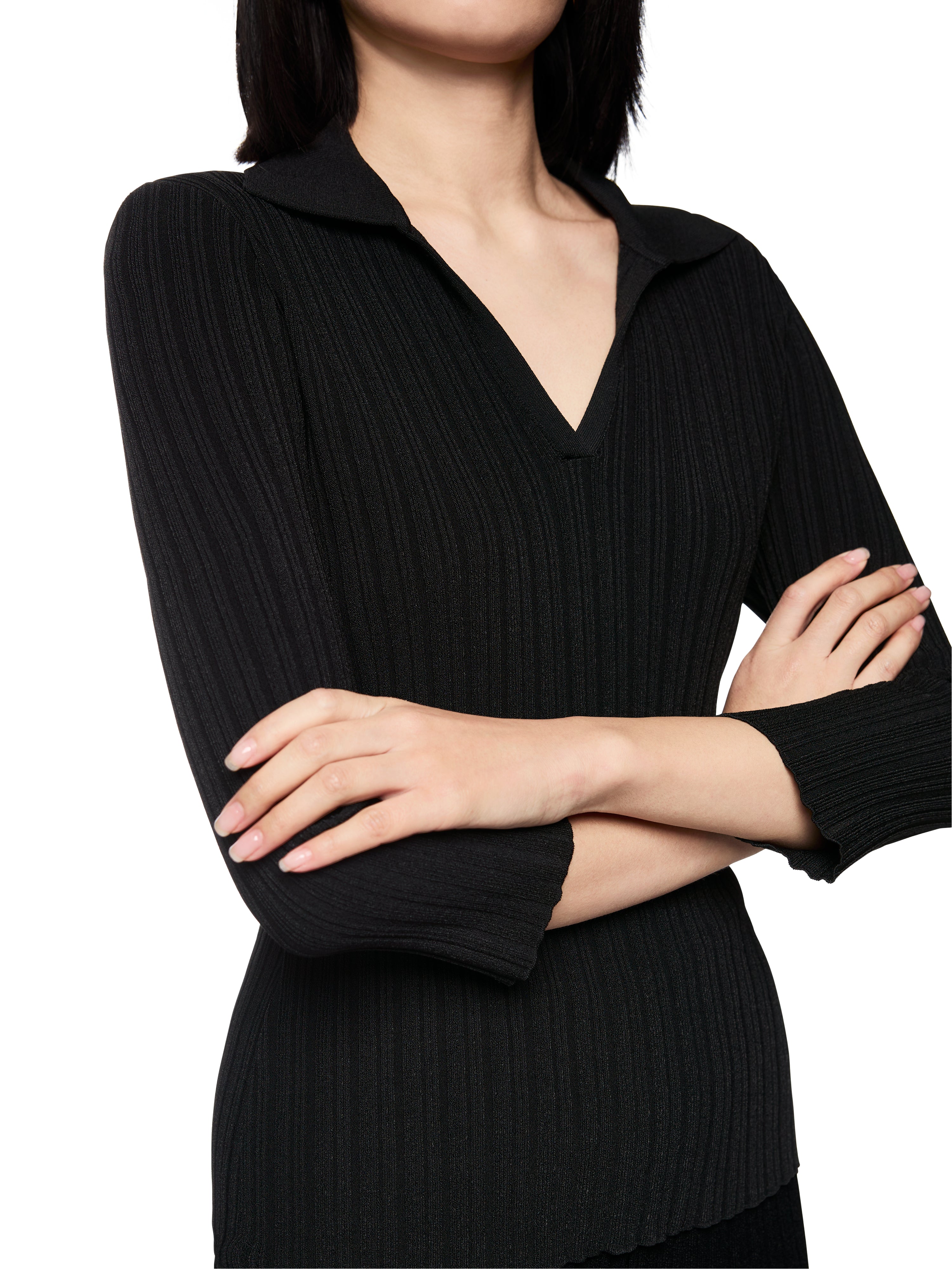 סריג דק בגזרה צמודה עם שרוולים באורך 3/4 וצווארון פולוהרכב: 88% ויסקוזה, 12% פוליאסטרהדוגמנית בגובה 1.79 ולובשת מידה 3 של מארק קיין 