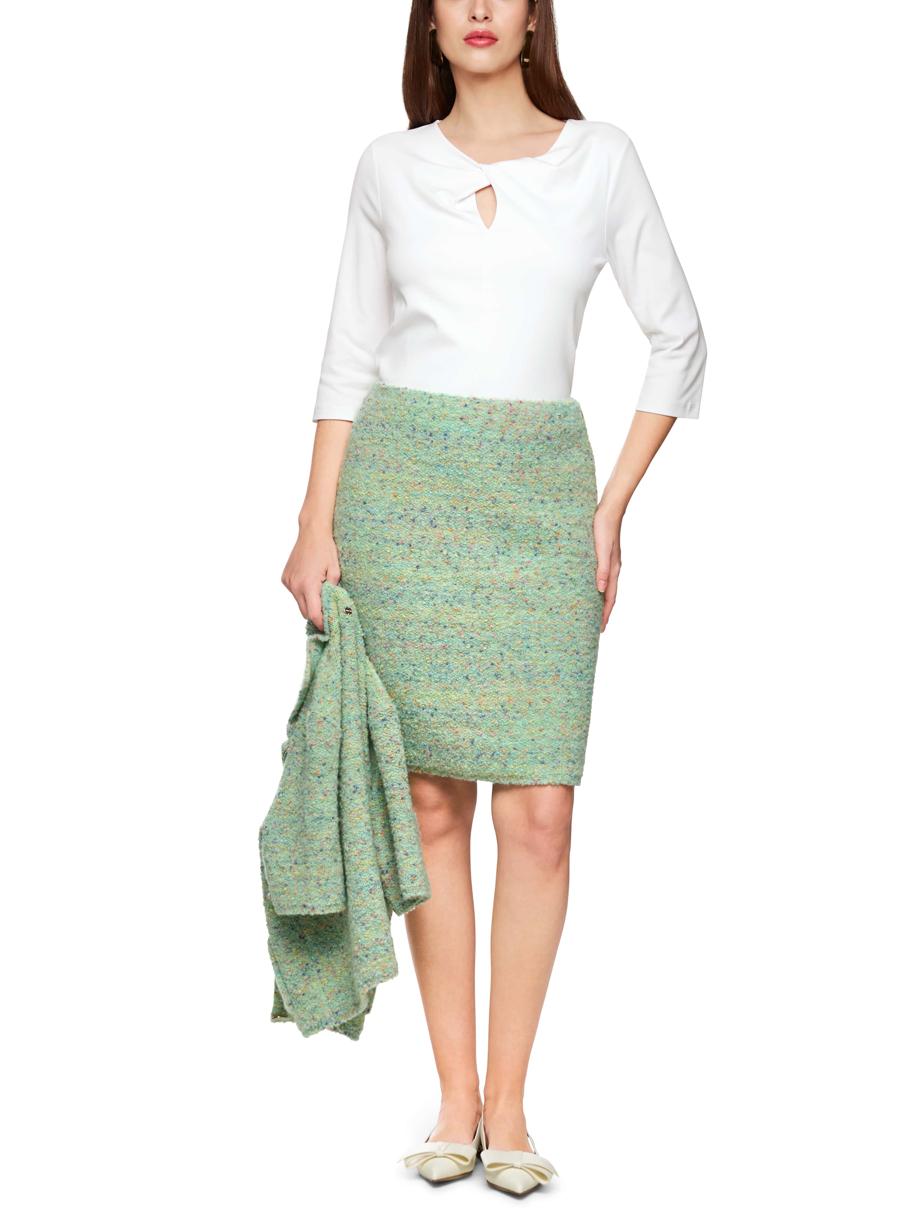 חולצת טי עם שרוולים באורך 3/4 ואלמנט קשירה בצווארוןהרכב: 95% כותנה, 5% אלסטןהדוגמנית בגובה 1.79 ולובשת מידה 3 של מארק קיין