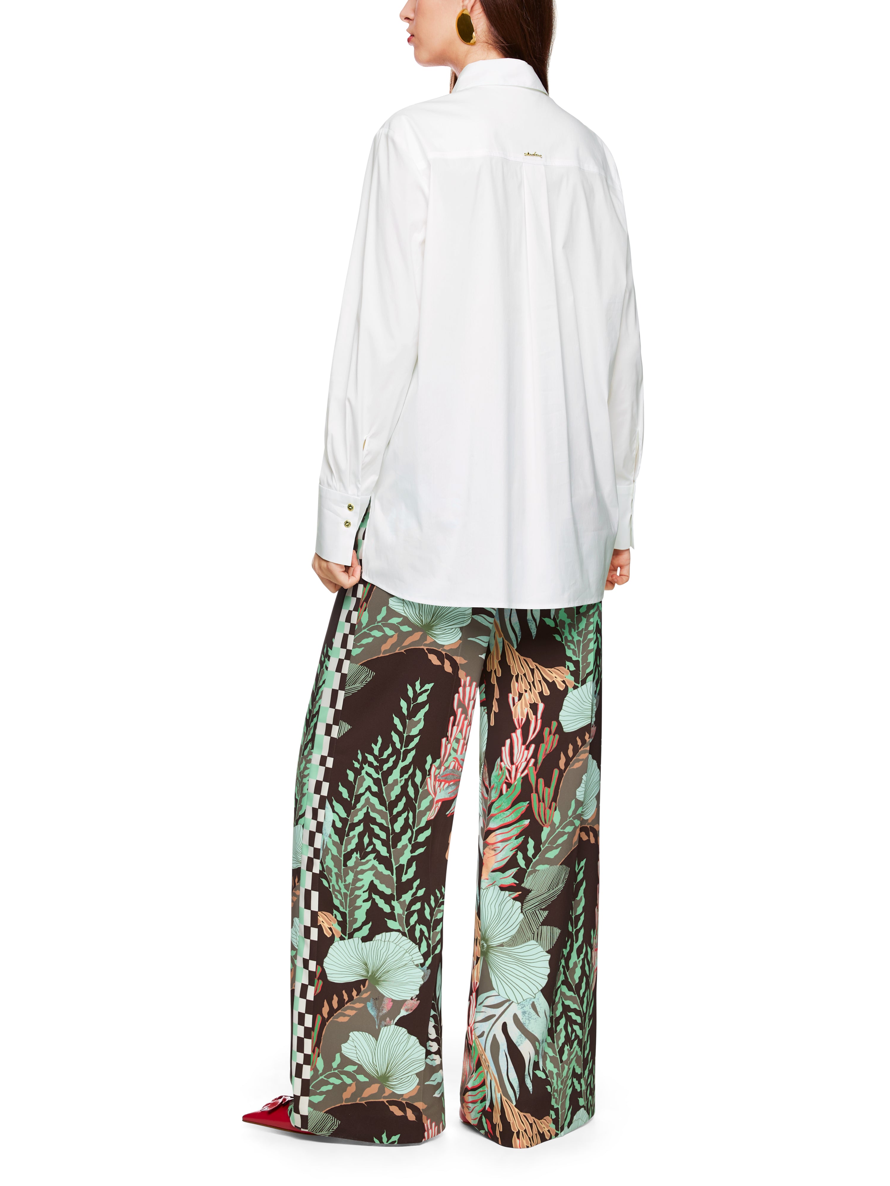 חולצה מכופתרת בגזרת אוברסייז עם כפתורים נסתריםהרכב: 75% כותנה, 20% פוליאמיד, 5% אלסטןהדוגמנית בגובה 1.79 ולובשת מידה 3 של מארק קיין