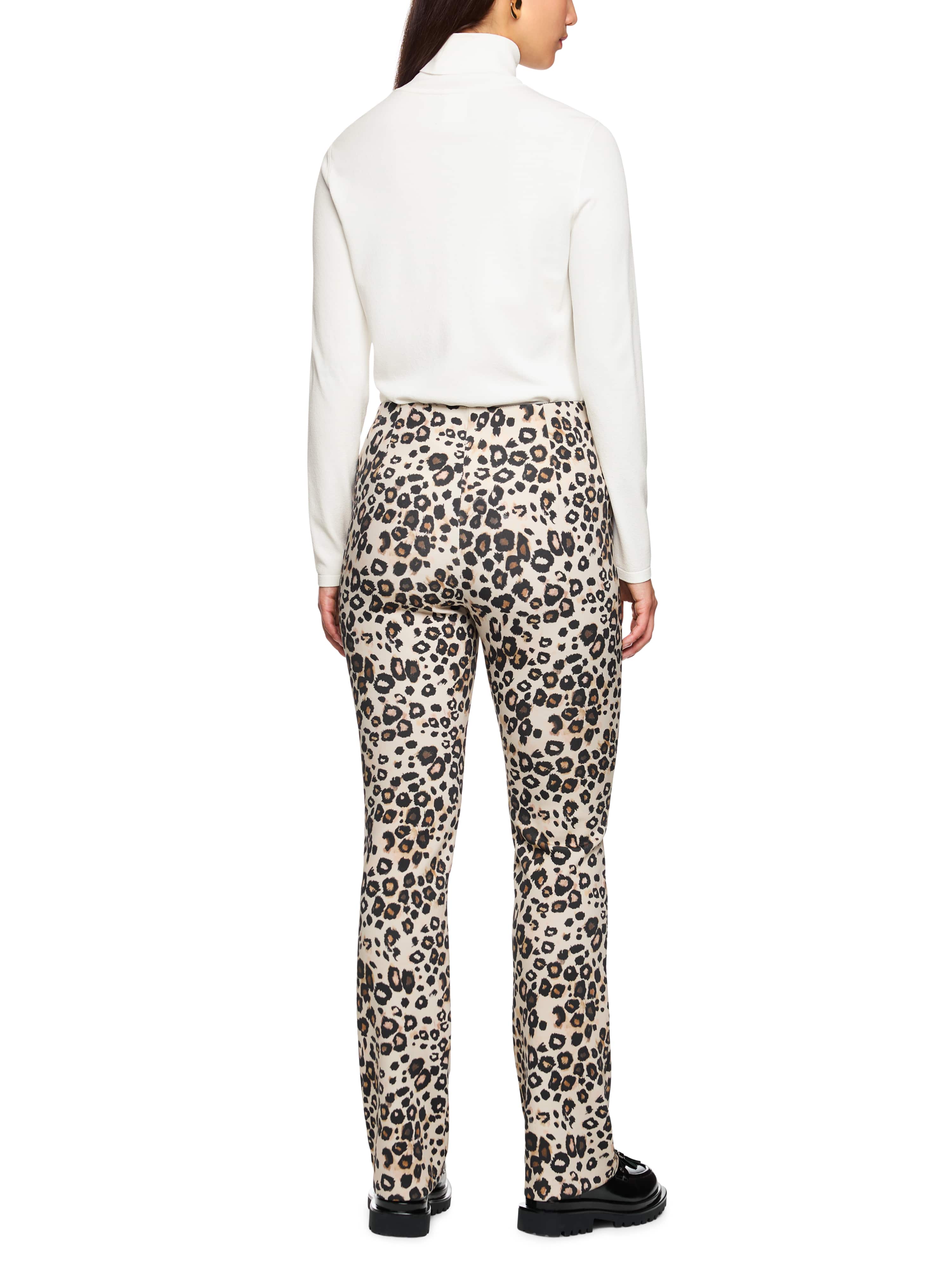 חולצה בגזרה צמודה עם צווארון גולףהרכב: 88% ויסקוזה, 12% פוליאסטרהדוגמנית בגובה 1.79 ולובשת מידה 3 של מארק קיין