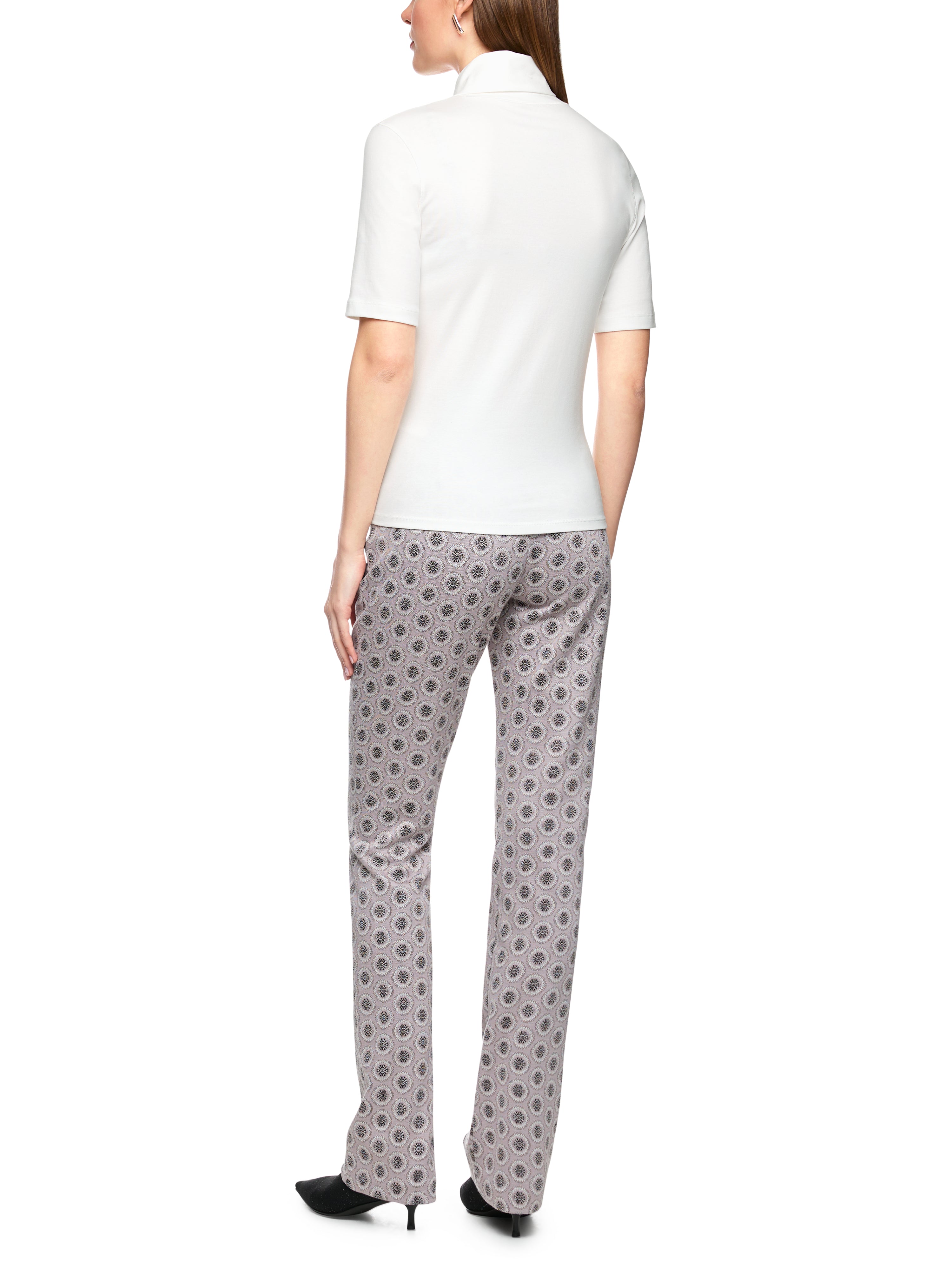 חולצת טי בגזרה צמודה עם צווארון גולףהרכב: 92% כותנה, 8% אלסטןהדוגמנית בגובה 1.79 ולובשת מידה 3 של מארק קיין