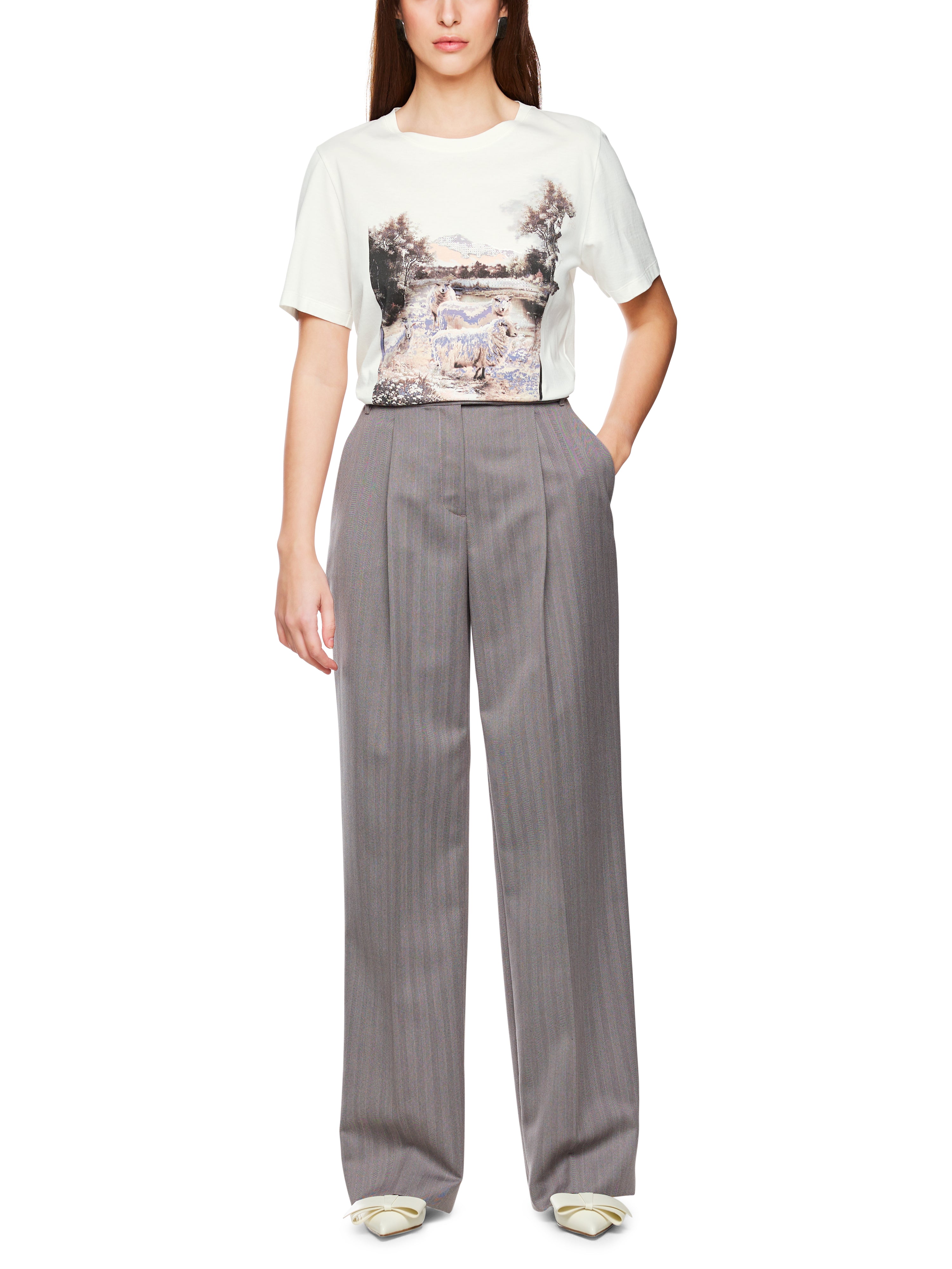 חולצת טי כותנה עם הדפסהרכב: 100% כותנההדוגמנית בגובה 1.79 ולובשת מידה 3 של מארק קיין