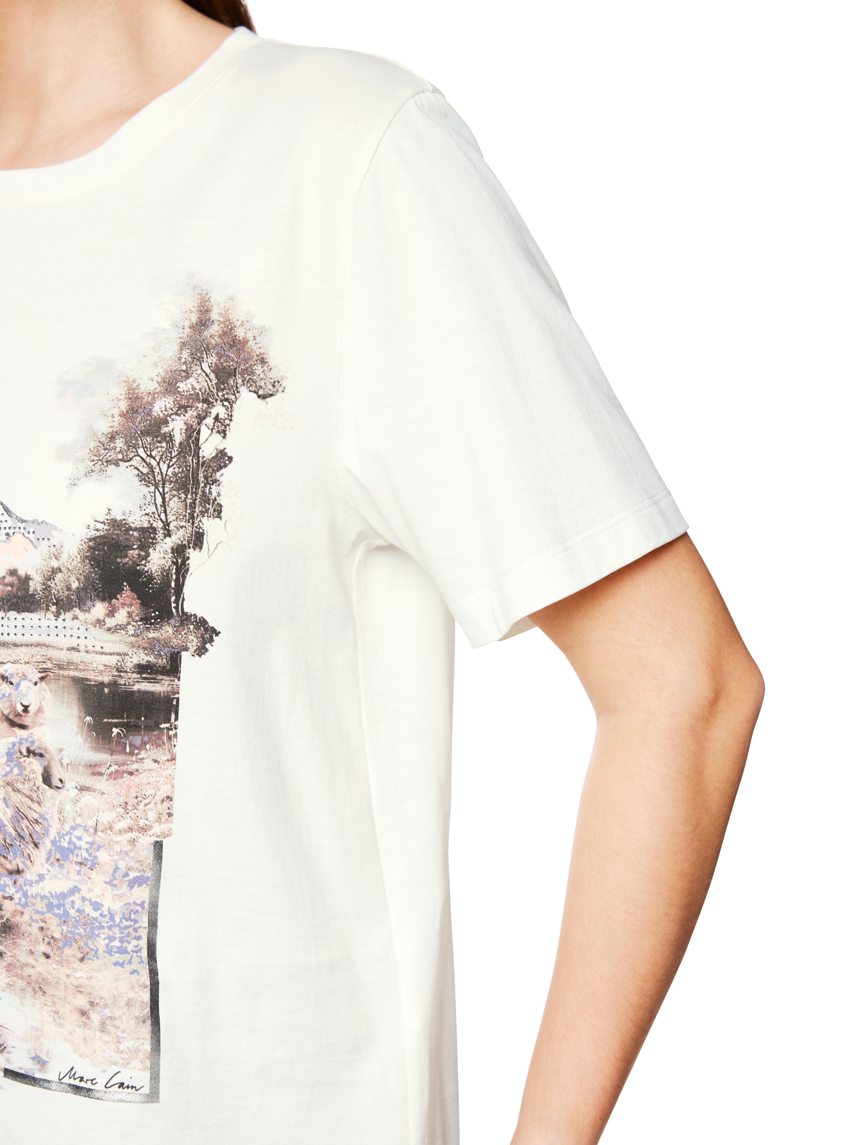 חולצת טי כותנה עם הדפסהרכב: 100% כותנההדוגמנית בגובה 1.79 ולובשת מידה 3 של מארק קיין