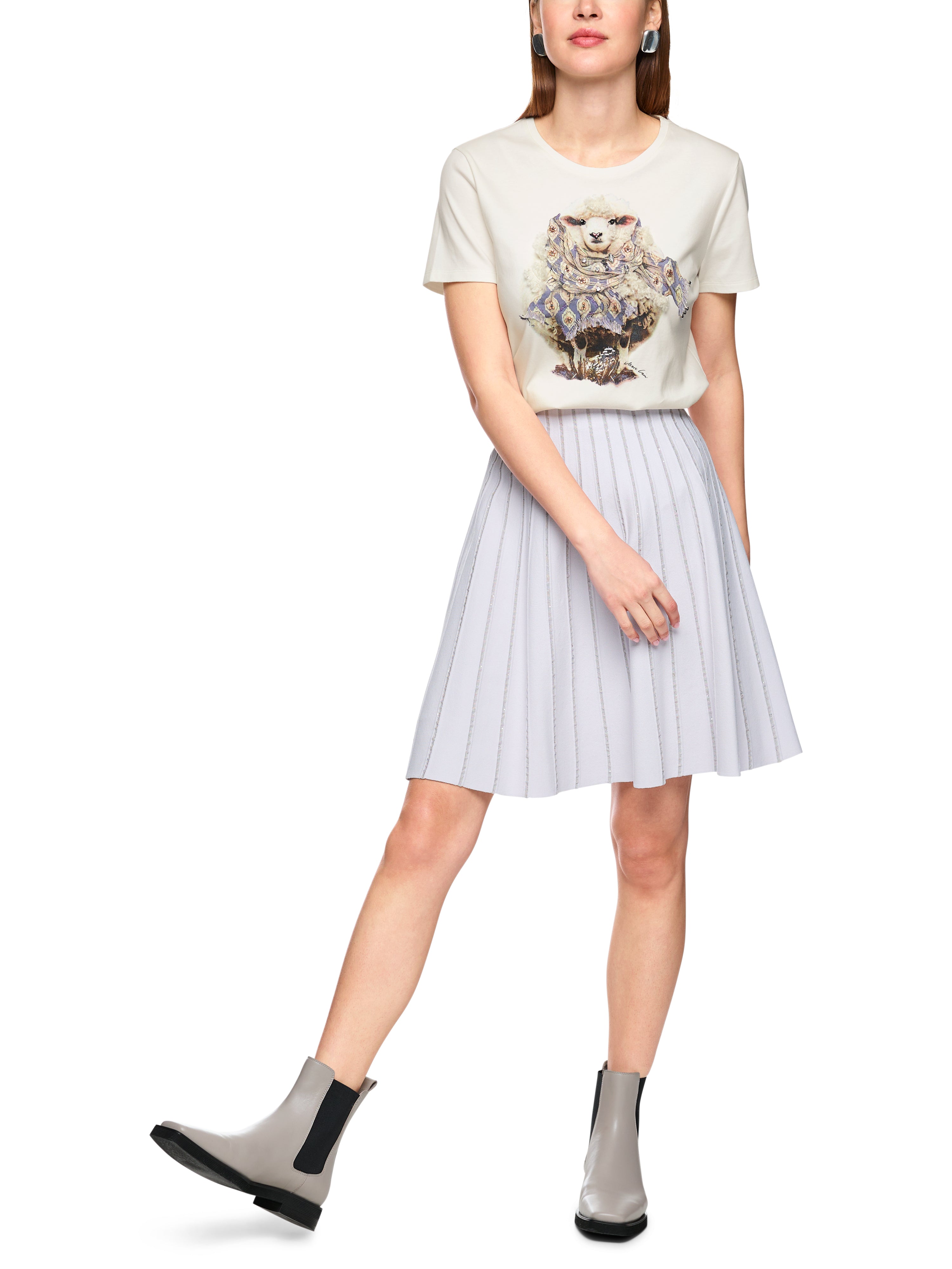 חולצת טי עשויה כותנה עם הדפסהרכב: 100% כותנההדוגמנית בגובה 1.79 ולובשת מידה 3 של מארק קיין