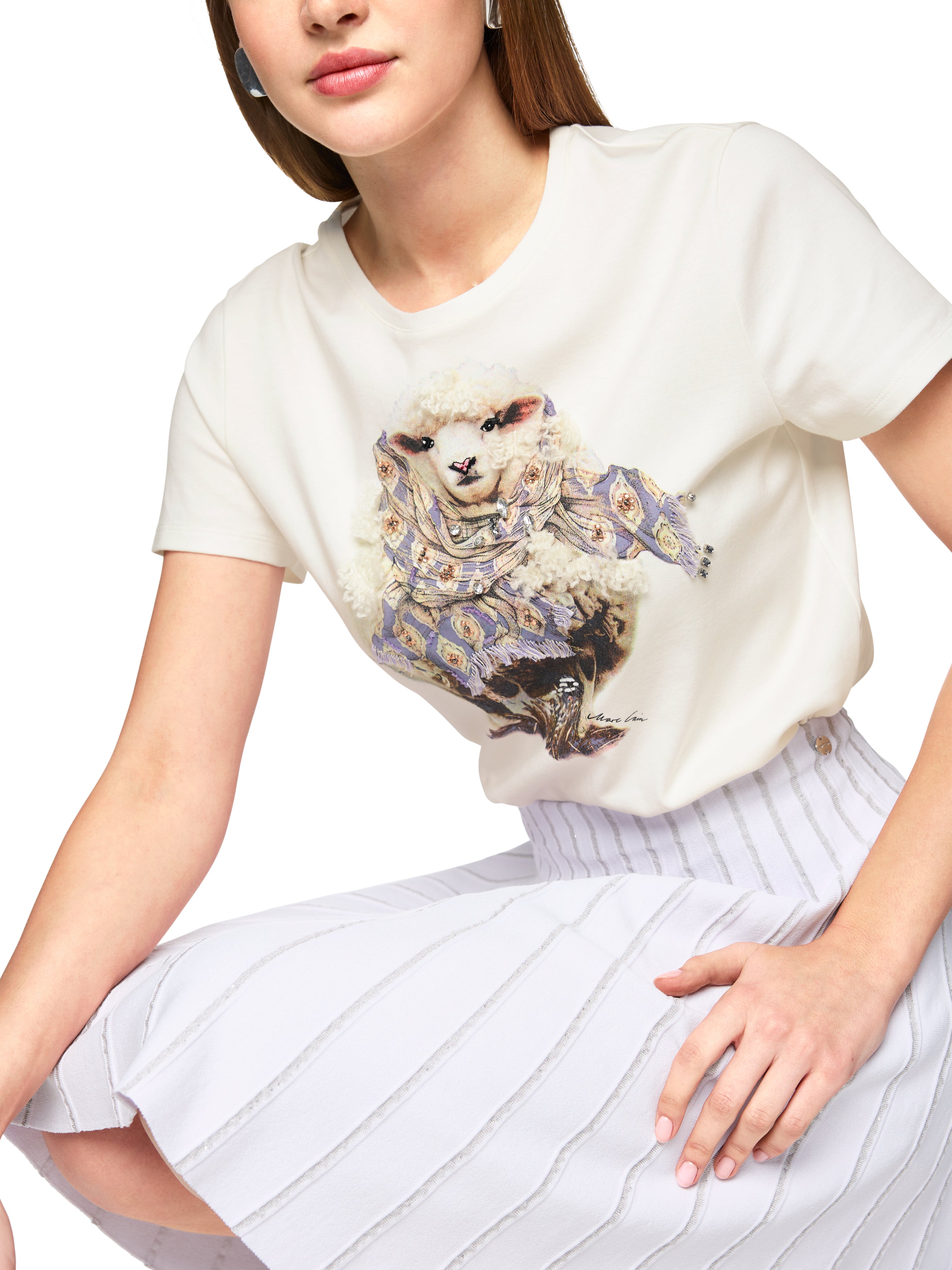 חולצת טי עשויה כותנה עם הדפסהרכב: 100% כותנההדוגמנית בגובה 1.79 ולובשת מידה 3 של מארק קיין