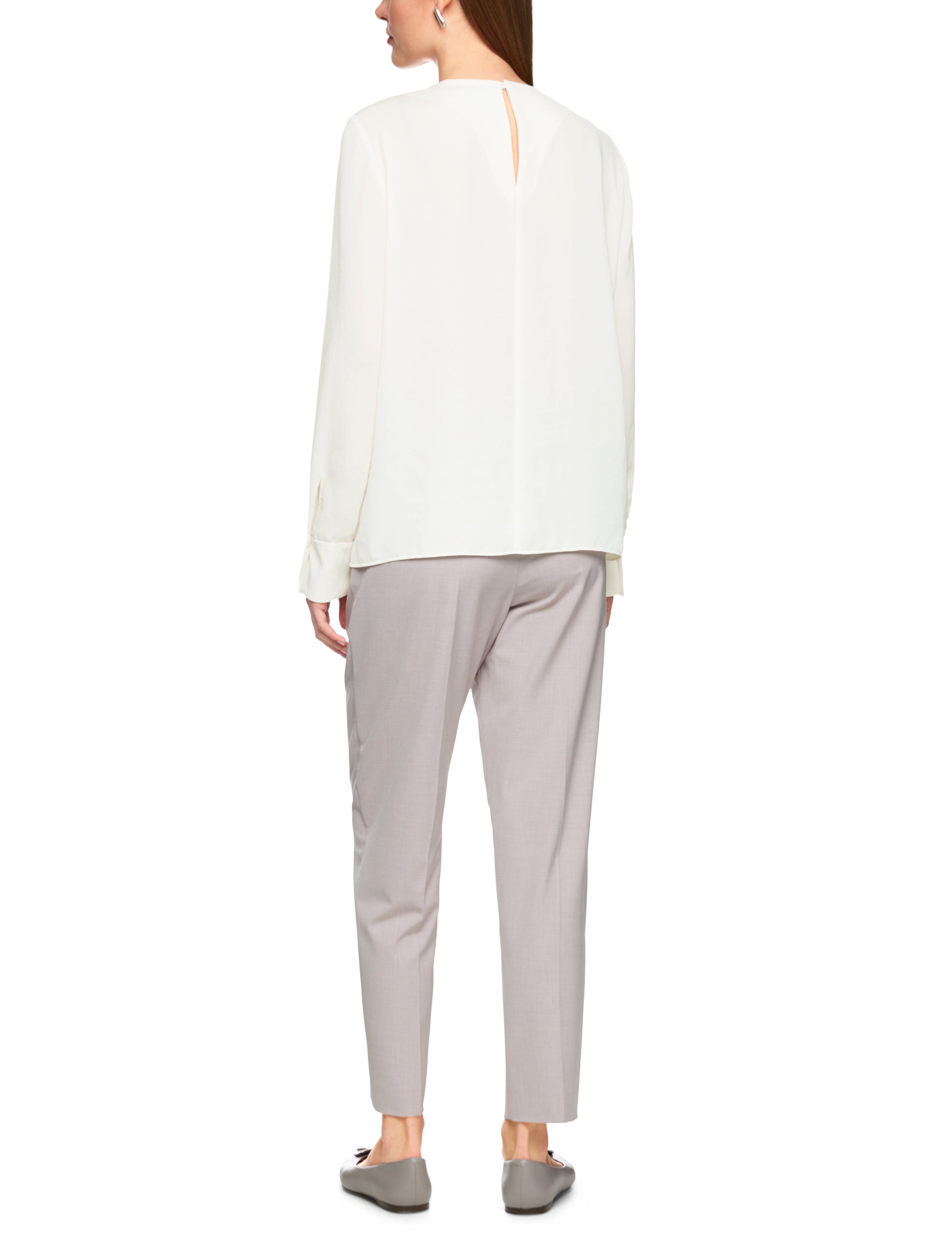 חולצה זורמת עם צווארון עגול מקופל וסגירת כפתורהרכב: 60% פוליאסטר, 40% פוליאסטרהדוגמנית בגובה 1.79 ולובשת מידה 3 של מארק קיין