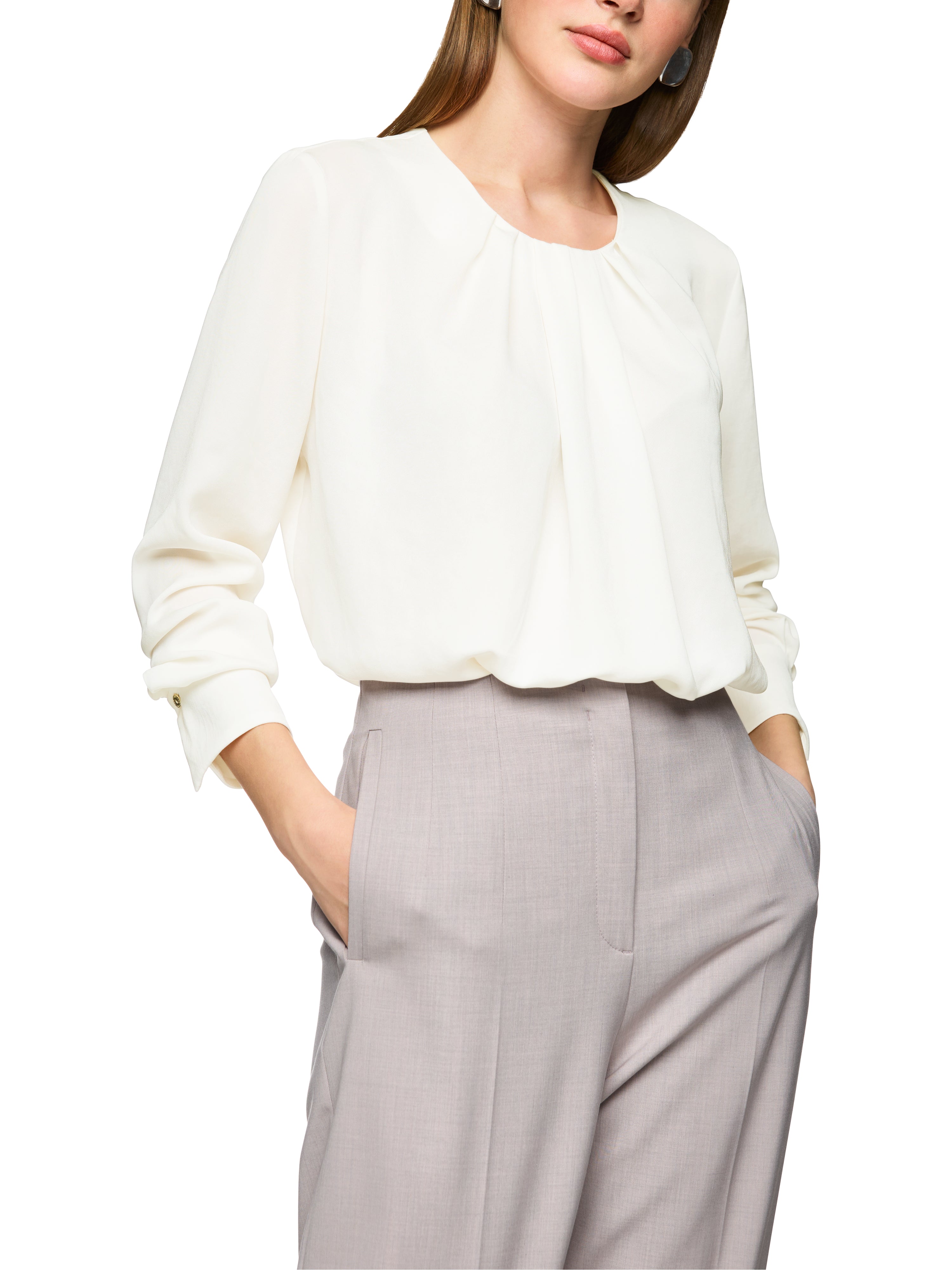 חולצה זורמת עם צווארון עגול מקופל וסגירת כפתורהרכב: 60% פוליאסטר, 40% פוליאסטרהדוגמנית בגובה 1.79 ולובשת מידה 3 של מארק קיין