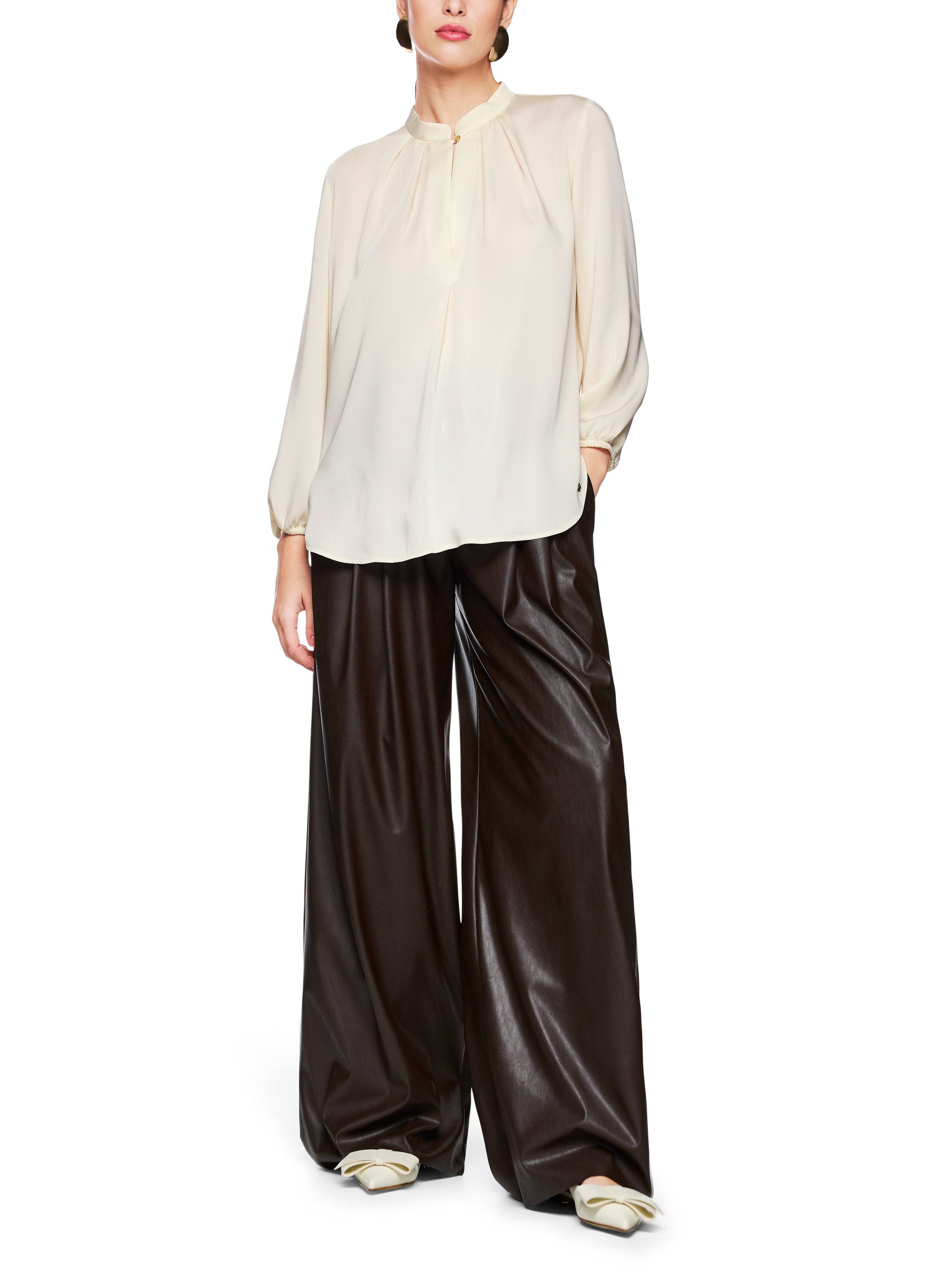 חולצת בלוזון בגזרה רפויה עם צווארון בסגירת כפתור ושרוולים נפוחיםהרכב: 100% פוליאסטרהדוגמנית בגובה 1.79 ולובשת מידה 3 של מארק קיין