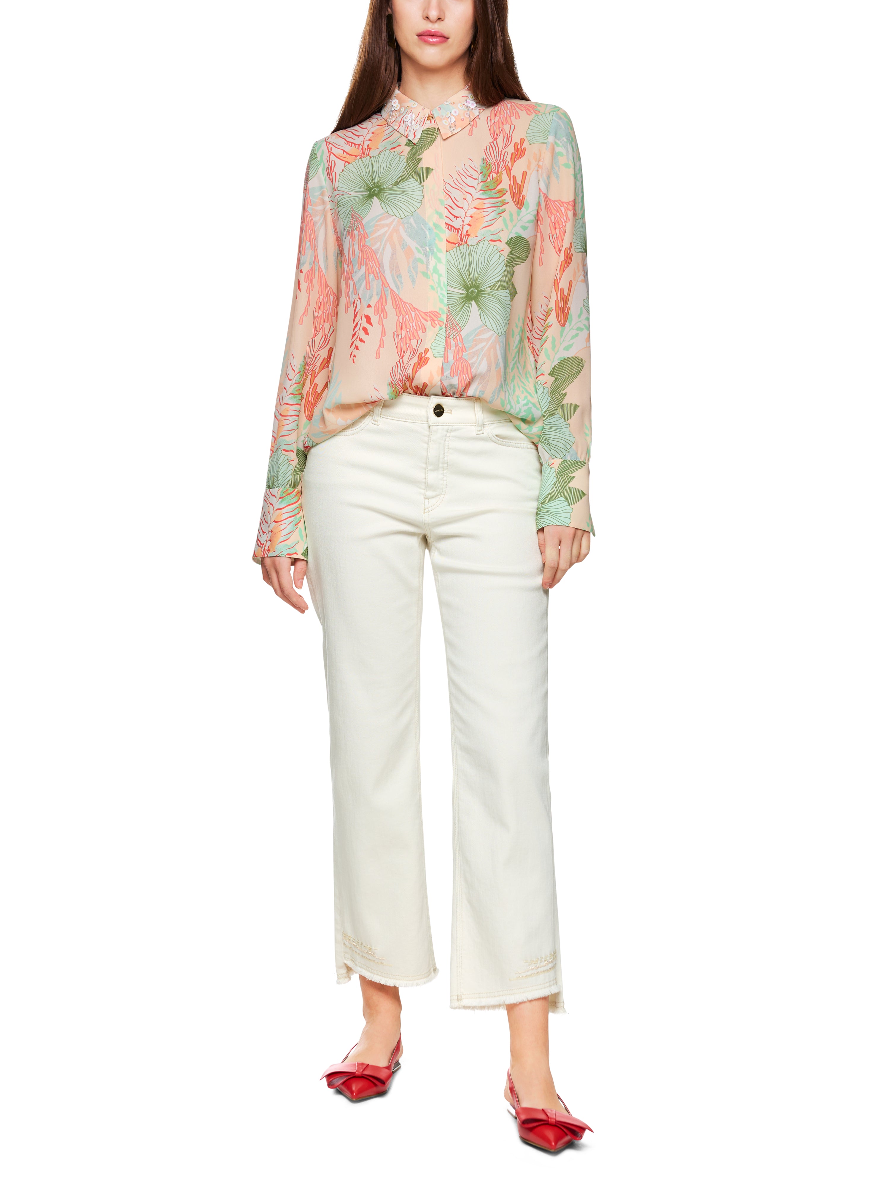 חולצה מכופתרת עם כפתורים נסתרים ועיטור פאייטים בצווארון בהדפס פרחיםהרכב: 100% פוליאסטר ממוחזרהדוגמנית בגובה 1.79 ולובשת מידה 3 של מארק קיין