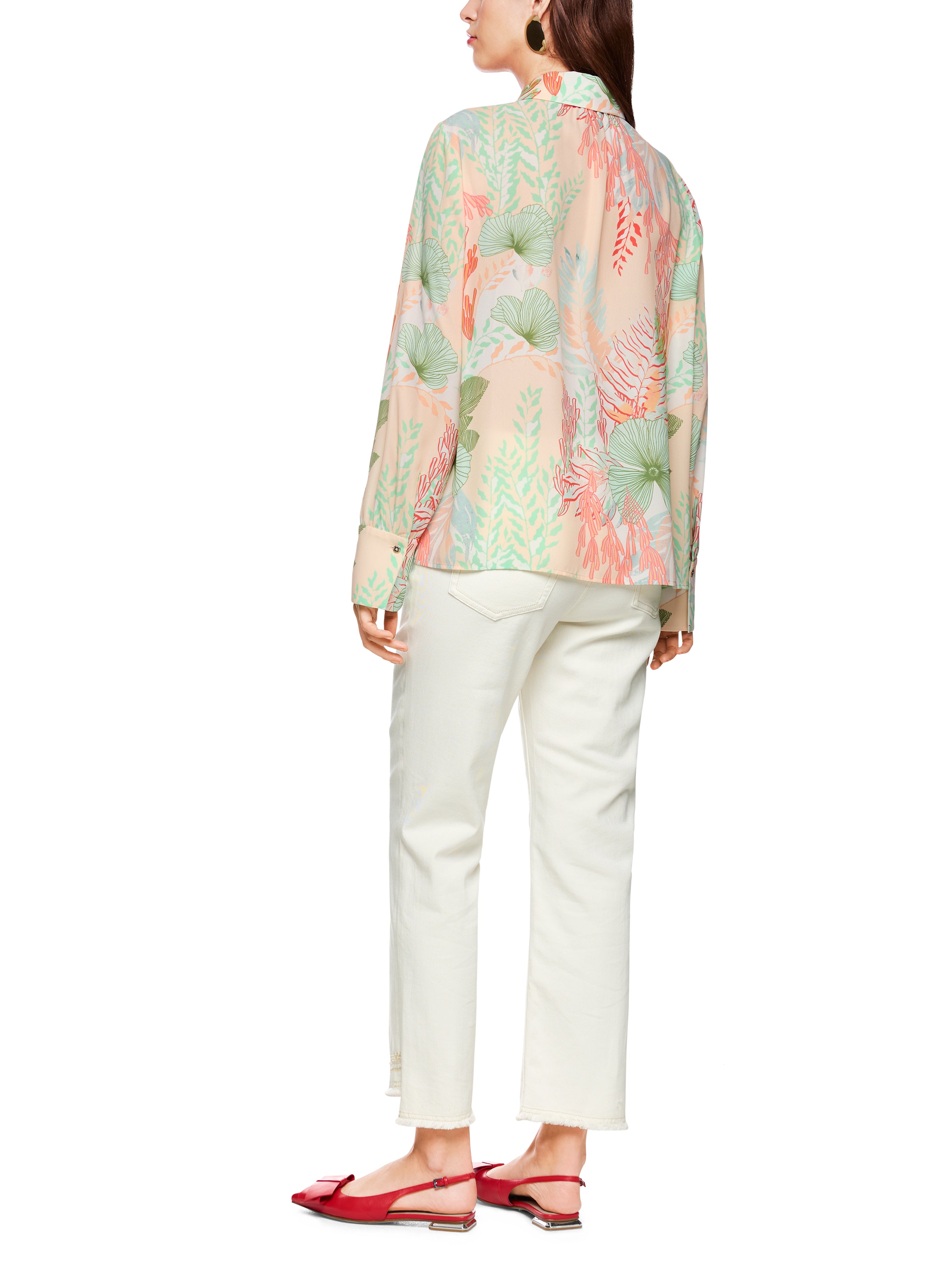 חולצה מכופתרת עם כפתורים נסתרים ועיטור פאייטים בצווארון בהדפס פרחיםהרכב: 100% פוליאסטר ממוחזרהדוגמנית בגובה 1.79 ולובשת מידה 3 של מארק קיין