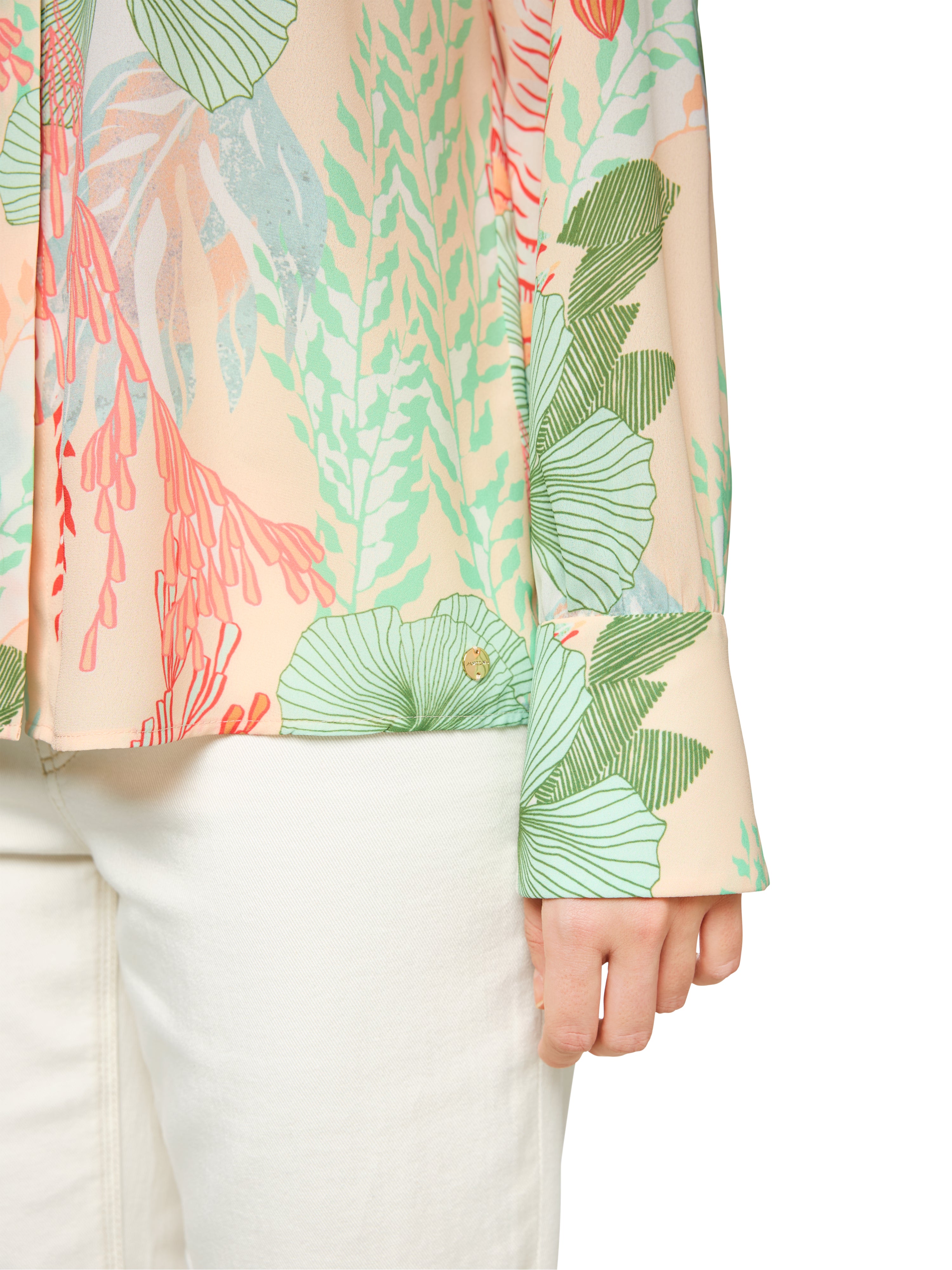 חולצה מכופתרת עם כפתורים נסתרים ועיטור פאייטים בצווארון בהדפס פרחיםהרכב: 100% פוליאסטר ממוחזרהדוגמנית בגובה 1.79 ולובשת מידה 3 של מארק קיין