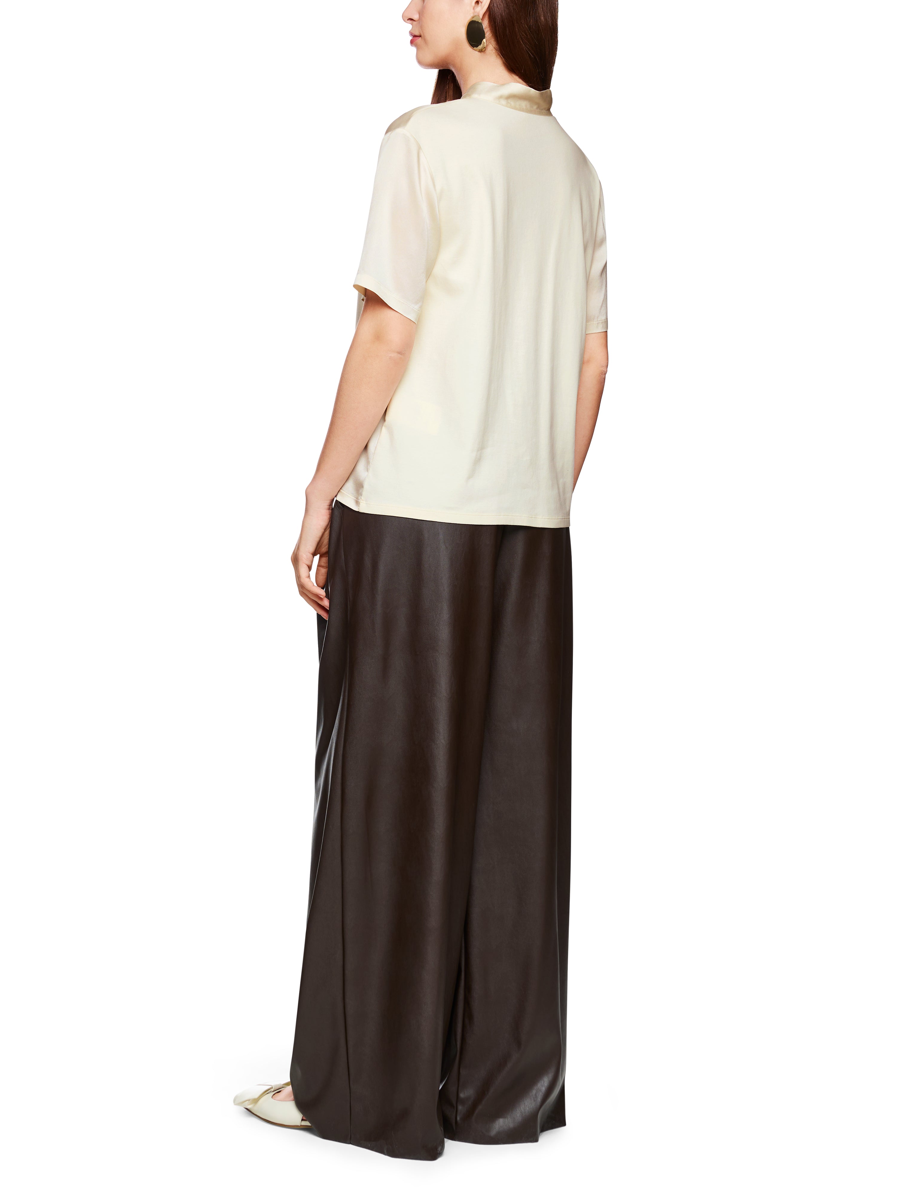 חולצת בלוזון עם שרוולים קצרים וצעיף קשירההרכב: 94% משי, 6% אלסטןהדוגמנית בגובה 1.79 ולובשת מידה 3 של מארק קיין