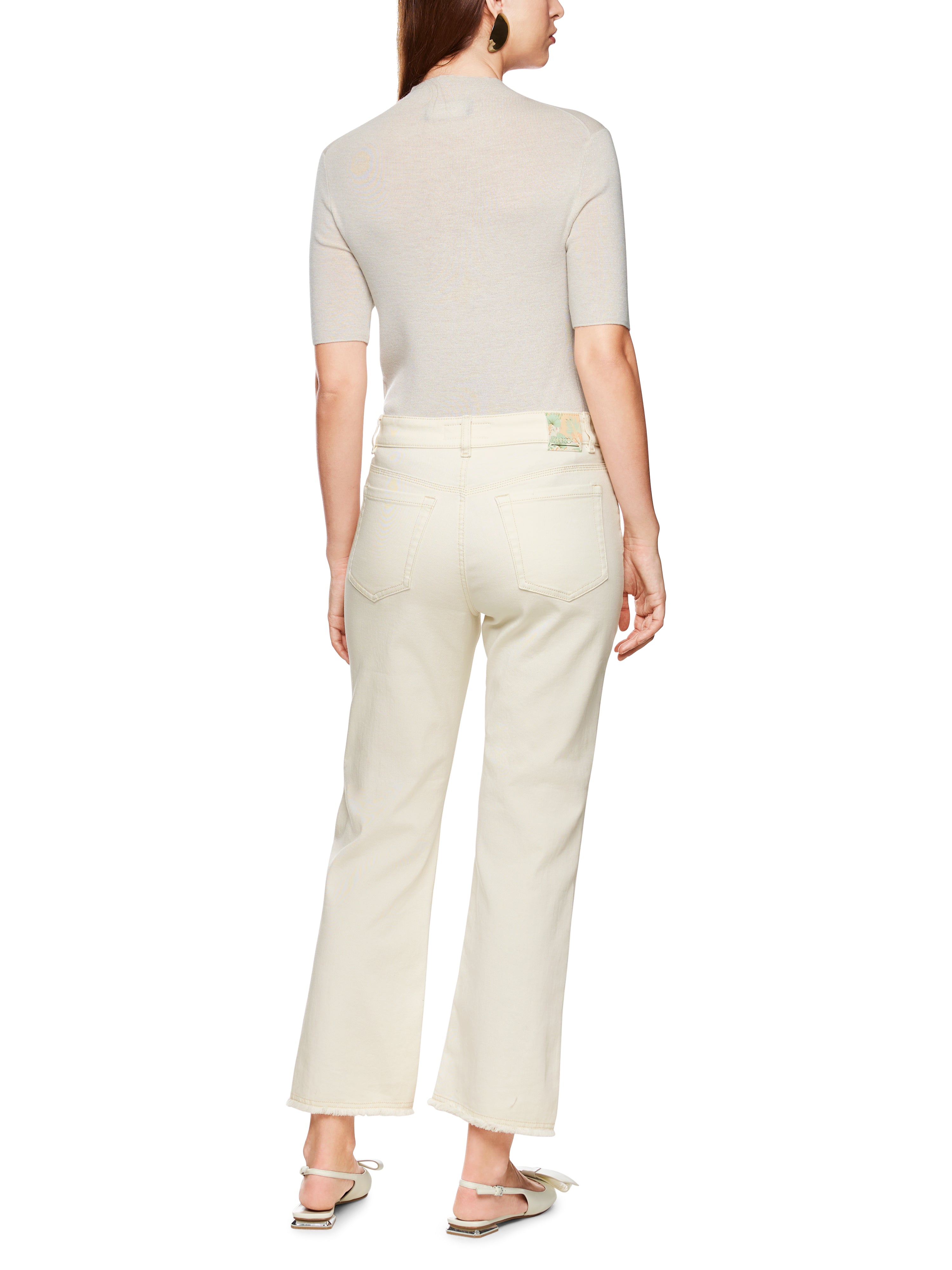 מכנסי ג'ינס עם מכפלת רקומההרכב: 92% כותנה, 6% אלסטומולטיאסטר, 2% אלסטןהדוגמנית בגובה 1.79 ולובשת מידה 3 של מארק קיין