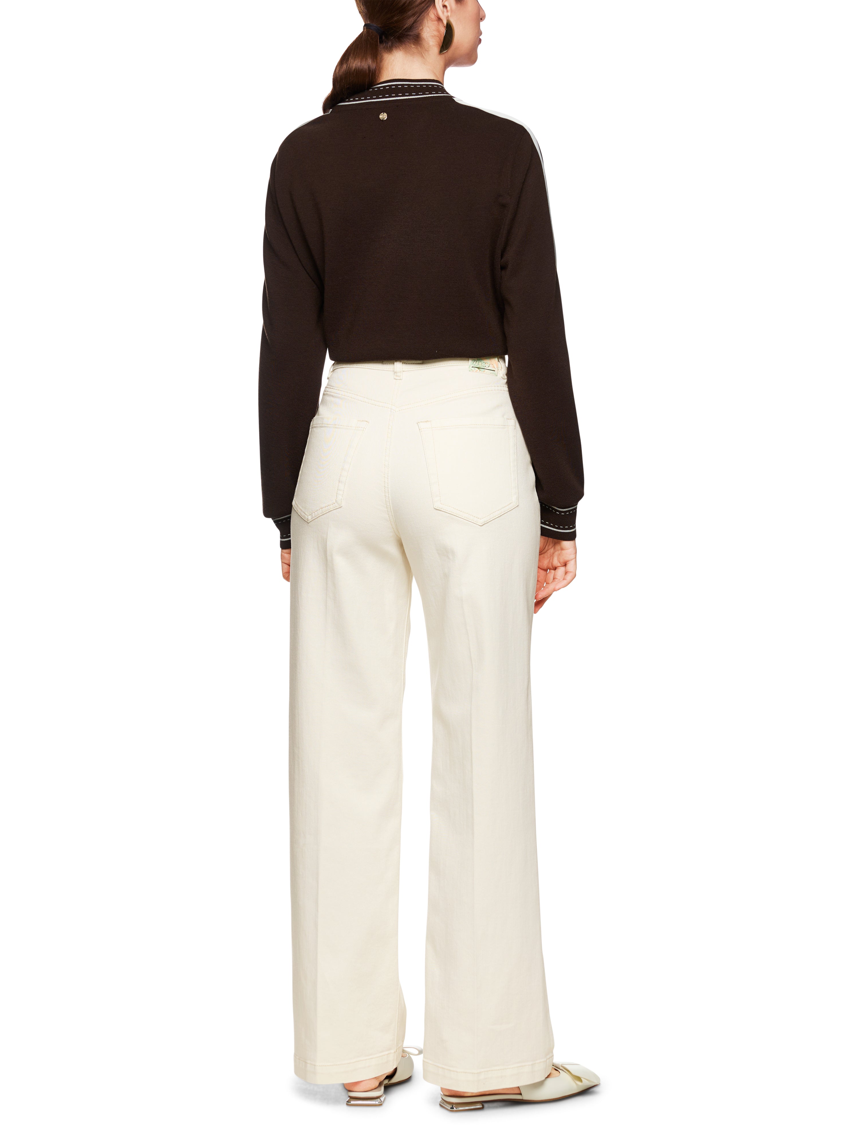 מכנסי ג'ינס בגזרה גבוהה ומתרחבת בעיטור פאייטים ורקמה בכיסיםהרכב: 92% כותנה, 6% אלסטומולטיאסטר, 2% אלסטןהדוגמנית בגובה 1.79 ולובשת מידה 3 של מארק קיין