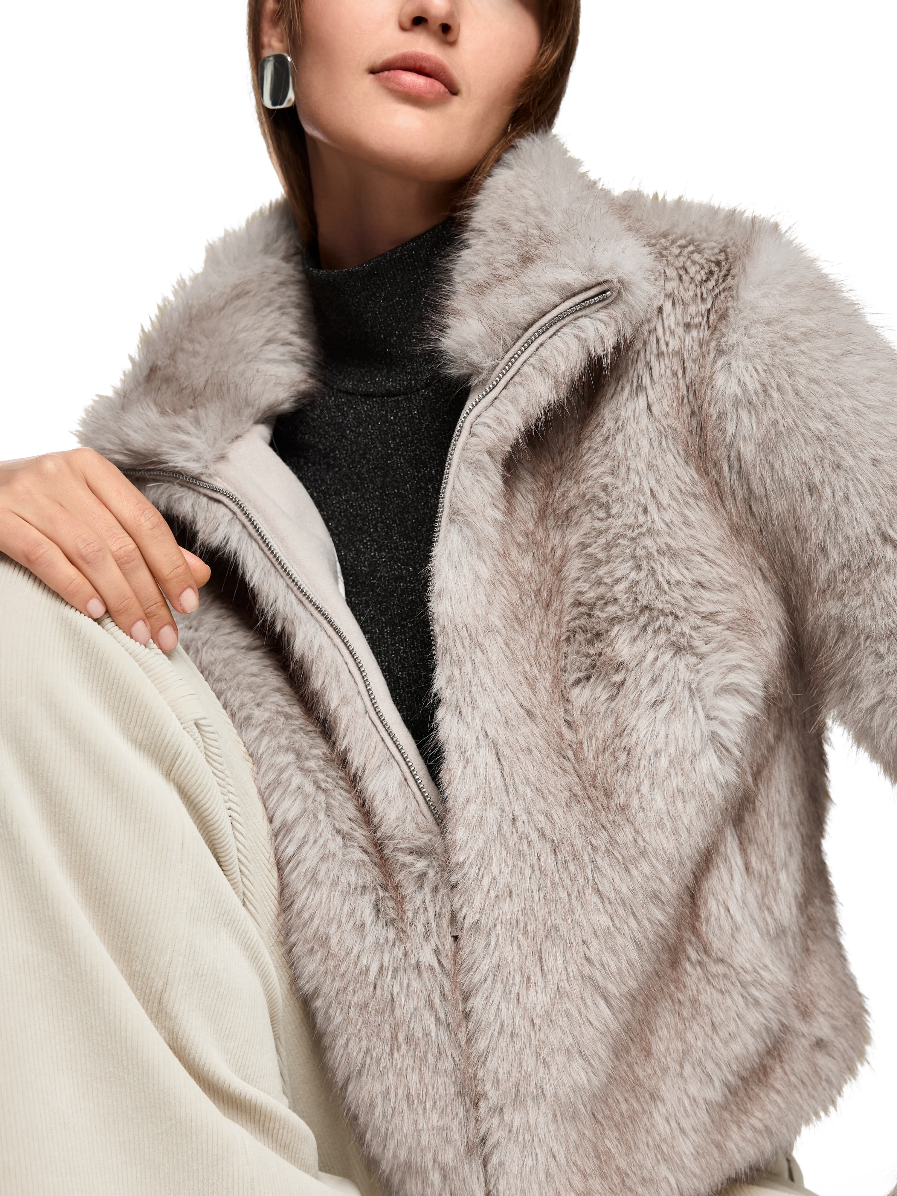 ז'קט בגוון בז' אפרפר נעים ומחמם, דמוי פרווה, עם רוכסן דו כיווני לאורך וכיסים צדדייםמתאים ללבוש יומיומי וגם להופעה אלגנטיתהרכב: 100% פוליאסטרהדוגמנית בגובה 1.79 ולובשת מידה 3 של מארק קיין 