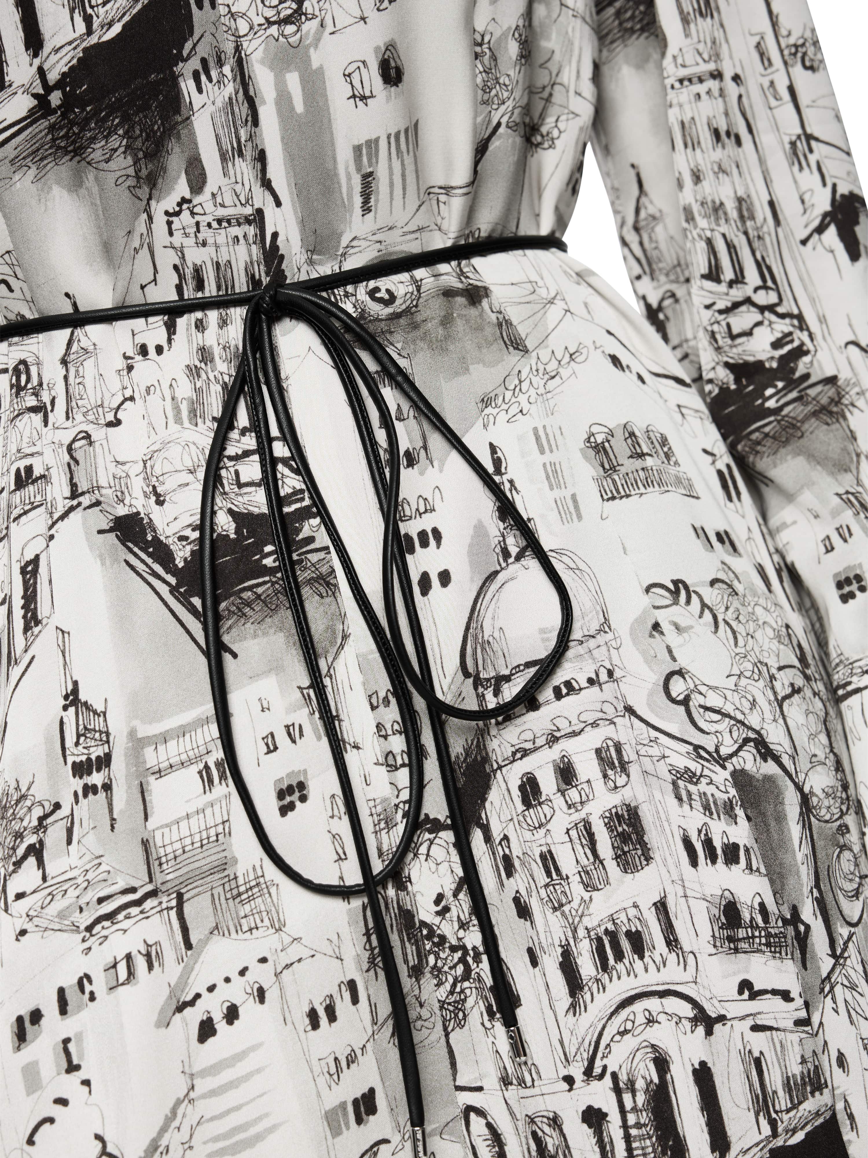 שמלה קלילה עם הדפס אורבני, גימורי רשת שקופים במחשוף ובשוליים, בשילוב חגורת קשירה להדגשת המותןהרכב: 100% פוליאסטרהדוגמנית בגובה 1.79 ולובשת מידה 3 של מארק קיין