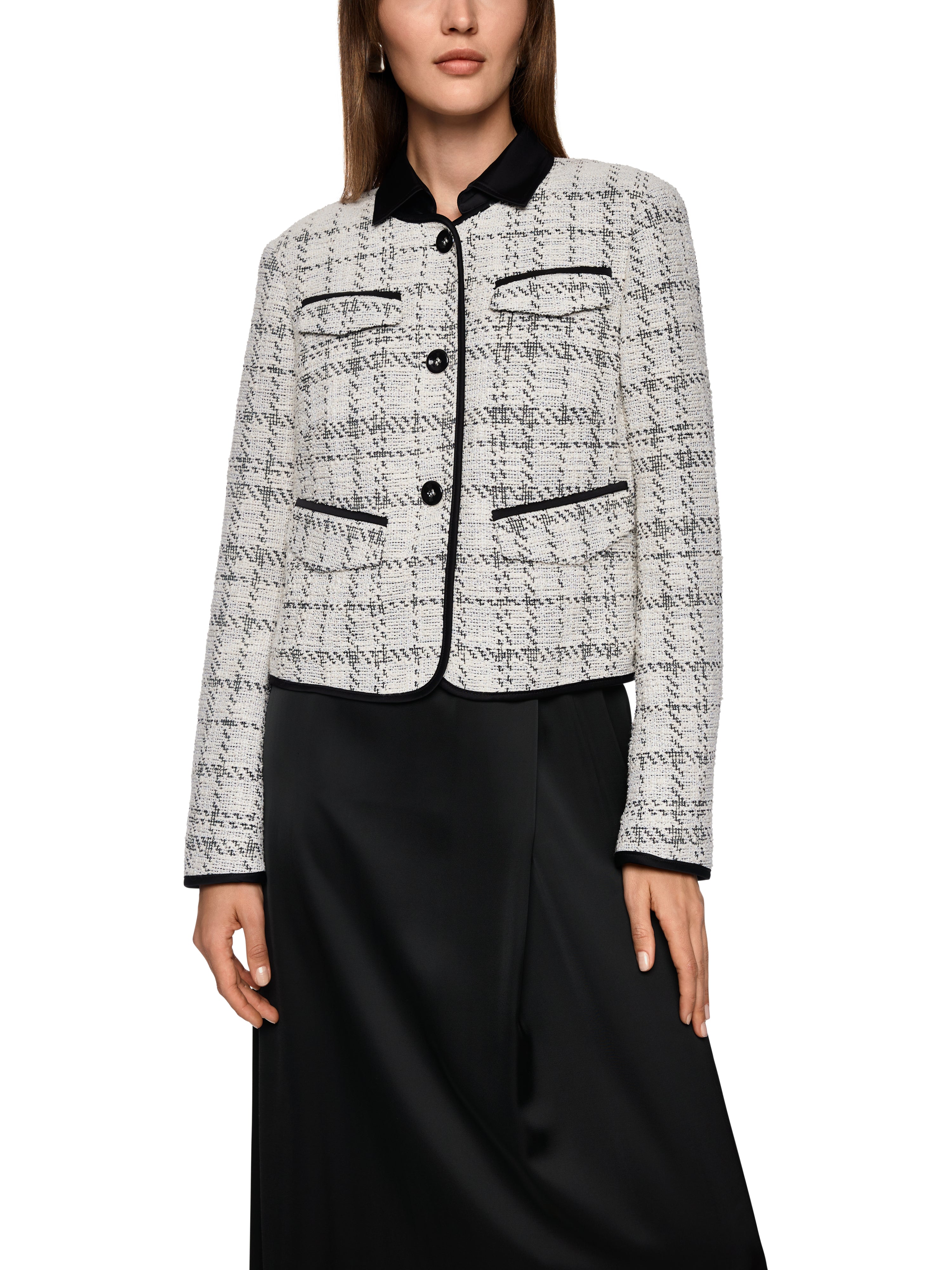 בלייזר מחויט עם דוגמת ג'קארד וקווים אלגנטייםבשילוב צווארון עגול, סגירה כפולה בכפתורים וקפלים דקורטיביים בגבהרכב: 69% פוליאסטר, 30% כותנה, 1% אלסטןהדוגמנית בגובה 1.79 ולובשת מידה 3 של מארק קיין 