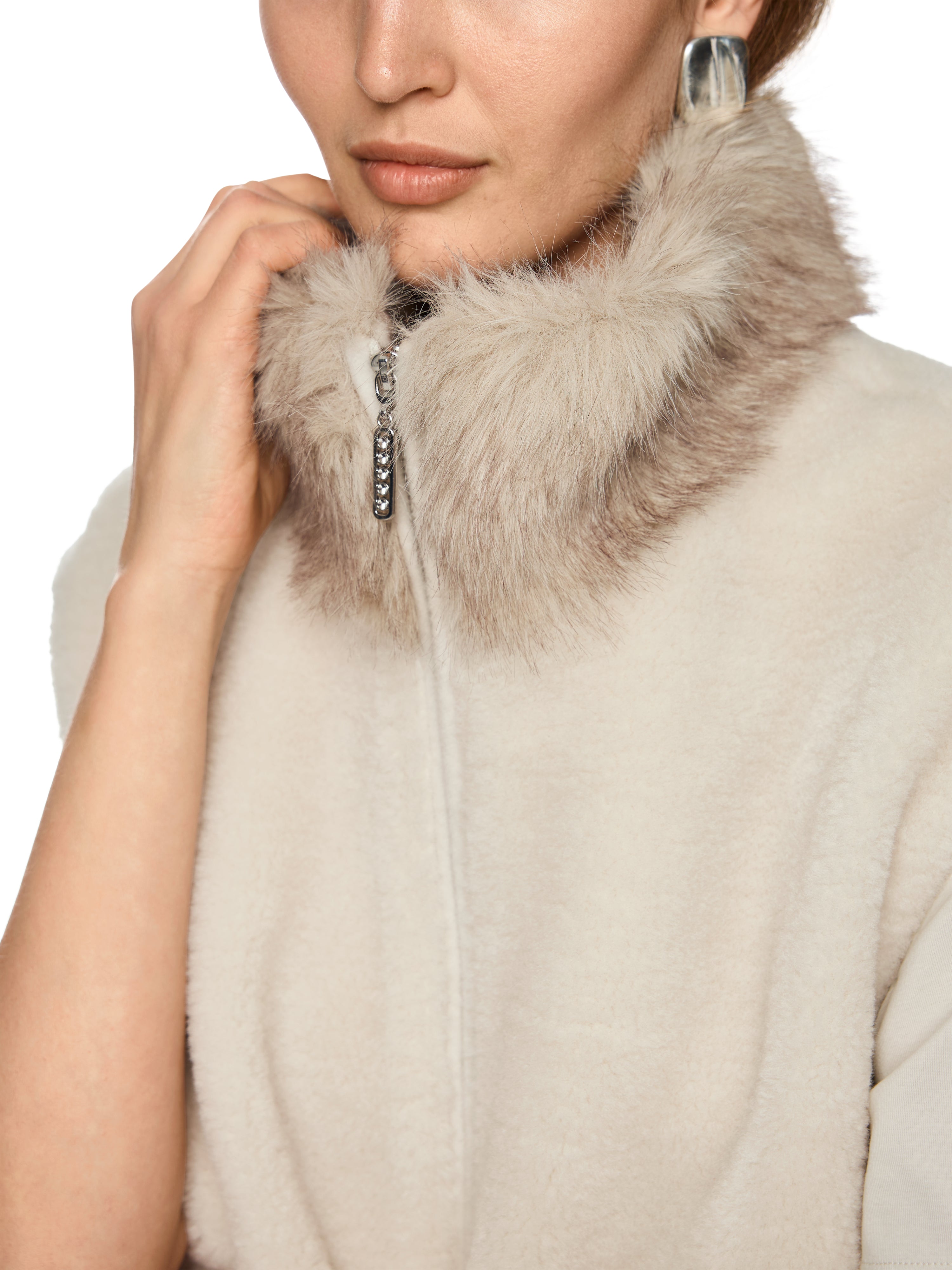 ווסט נעים בצבע בז’ עם צווארון דמוי פרווה רכהבגזרה רחבה ונוחה, גומי בקו המכפלת, רוכסן דו-כיווני וכיסים בצדדיםהרכב: 100% פוליאסטרהדוגמנית בגובה 1.79 ולובשת מידה 3 של מארק קיין