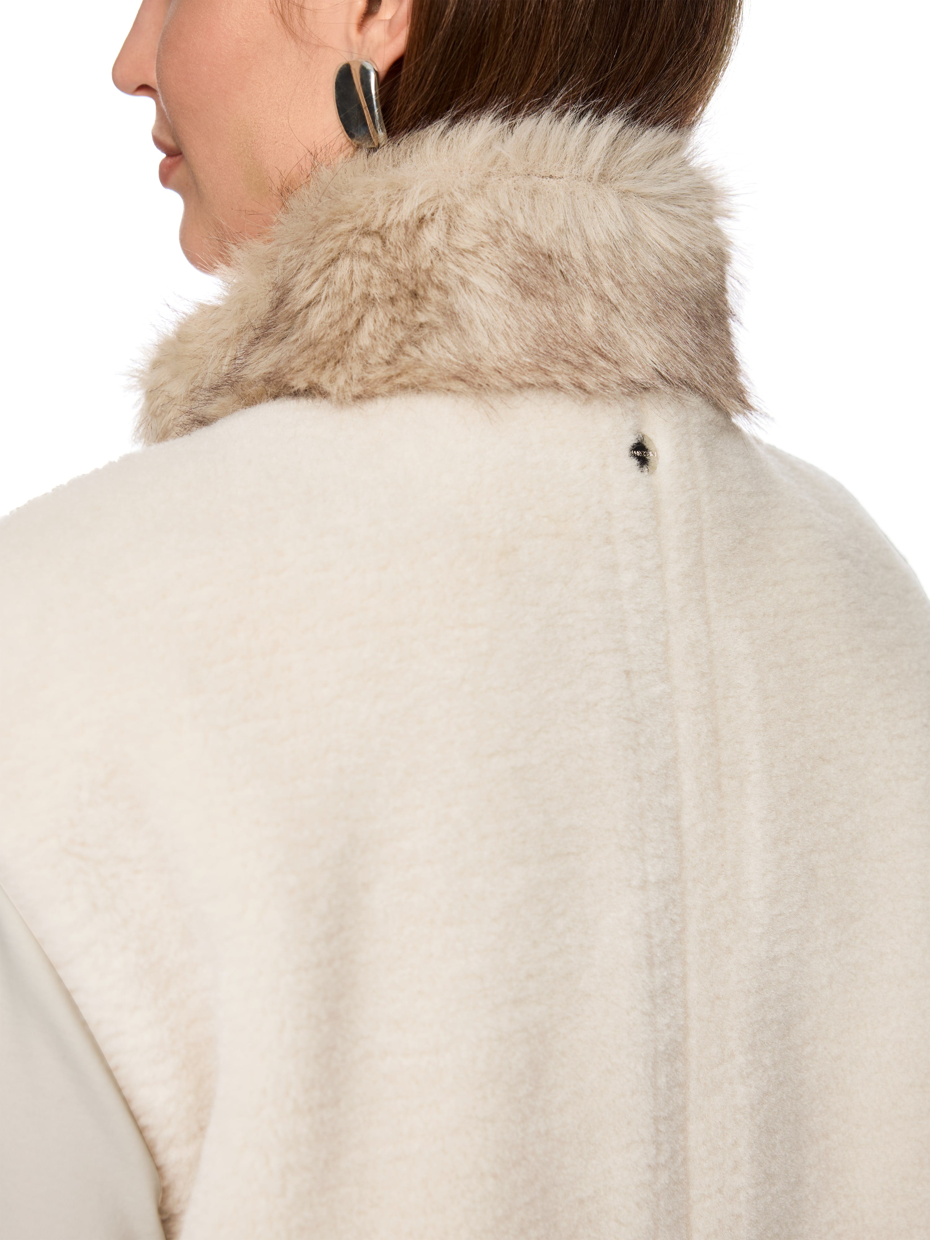 ווסט נעים בצבע בז’ עם צווארון דמוי פרווה רכהבגזרה רחבה ונוחה, גומי בקו המכפלת, רוכסן דו-כיווני וכיסים בצדדיםהרכב: 100% פוליאסטרהדוגמנית בגובה 1.79 ולובשת מידה 3 של מארק קיין