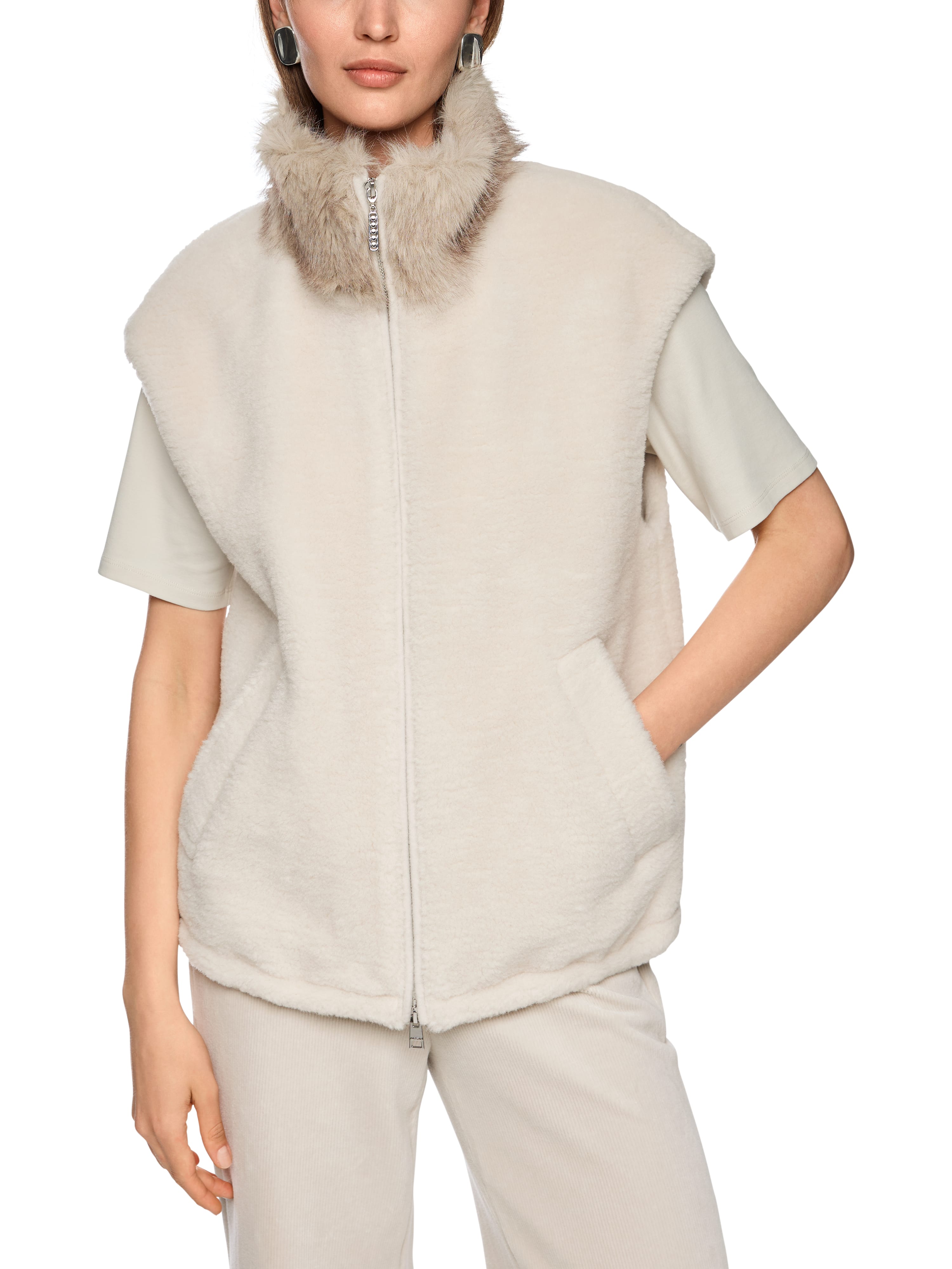 ווסט נעים בצבע בז’ עם צווארון דמוי פרווה רכהבגזרה רחבה ונוחה, גומי בקו המכפלת, רוכסן דו-כיווני וכיסים בצדדיםהרכב: 100% פוליאסטרהדוגמנית בגובה 1.79 ולובשת מידה 3 של מארק קיין