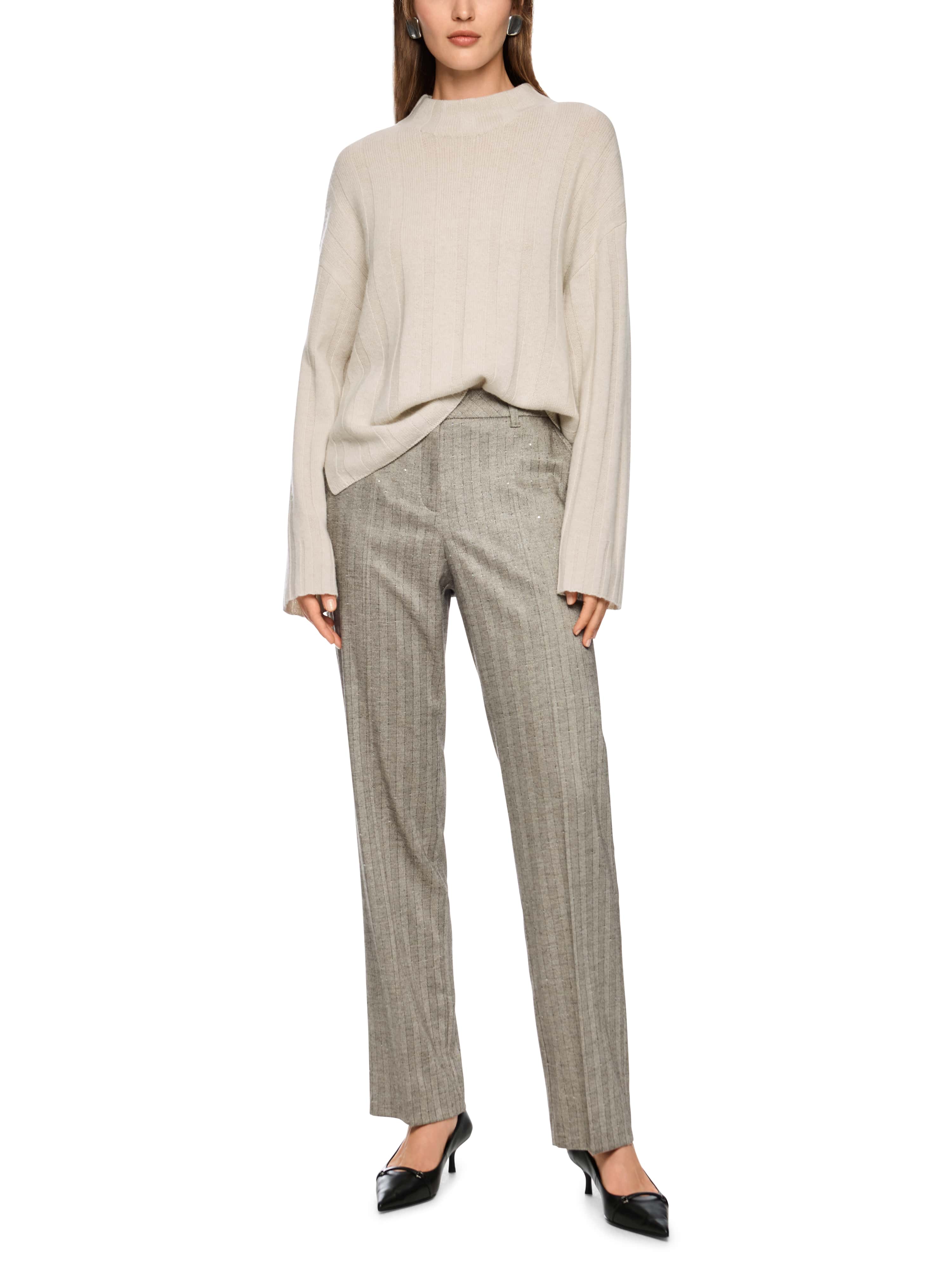 סוודר רך ונעים בגוון בז', עם סריגה רחבהכולל פתחי צד, בגזרה ישרה ונוחההרכב בד: 70% צמר, 30% קשמירהדוגמנית בגובה 1.79 ולובשת מידה 3 של מארק קיין 