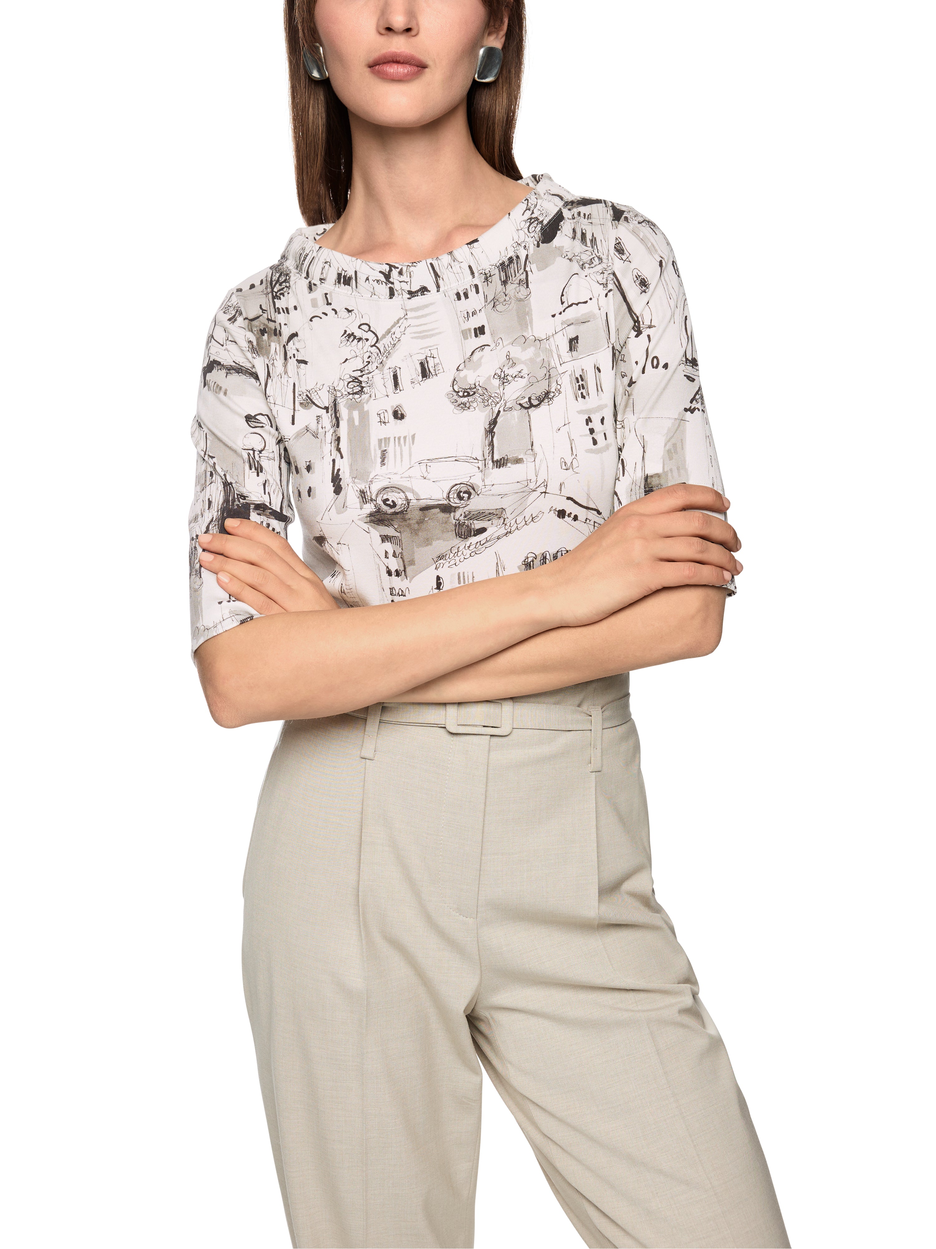 חולצה עם הדפס עירוני בגזרה צמודה, עם צווארון עומד ושרוולים באורך חציעשויה בד נעים עם מראה חלק ועיצוב מינימליסטיהרכב בד: 54% פוליאמיד, 46% ויסקוזההדוגמנית בגובה 1.79 ולובשת מידה 3 של מארק קיין