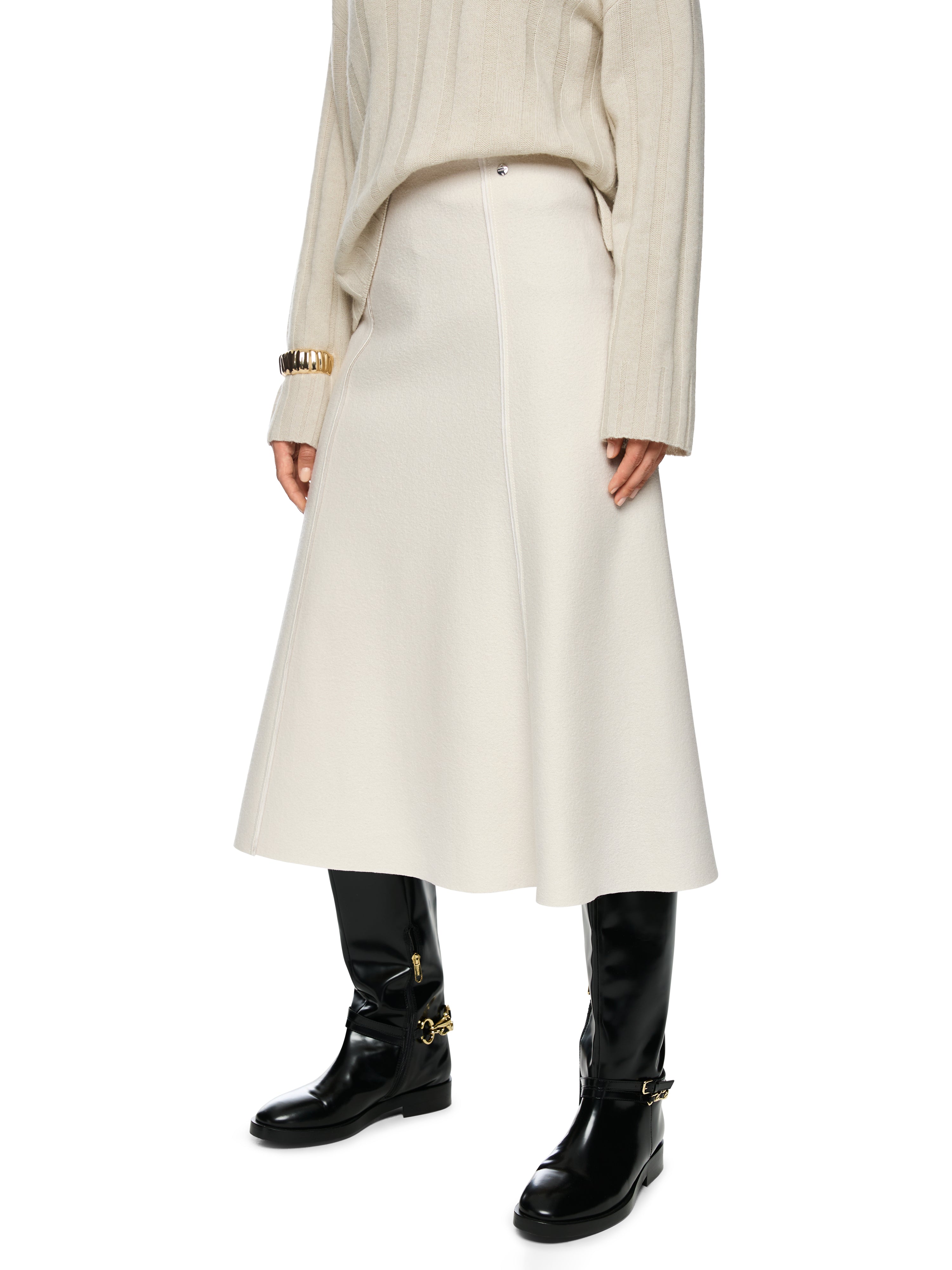 חצאית מתרחבת באורך מידי עם מותן אלסטית ובטנה פנימיתכוללת פסי תפירה עדינים ועיטור לוגו הרכב בד: 100% צמר חדשהדוגמנית בגובה 1.79 ולובשת מידה 3 של מארק קיין