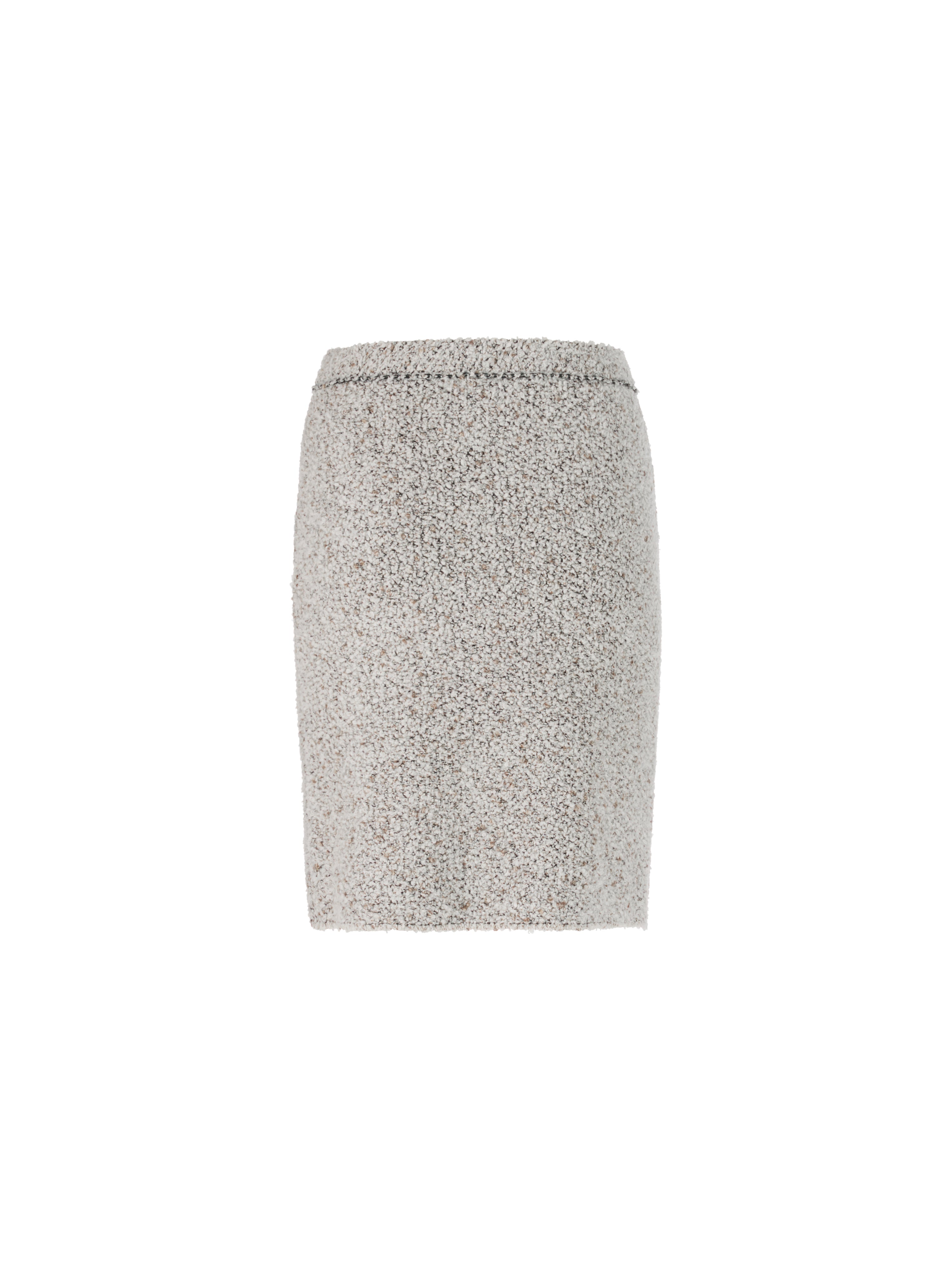 חצאית ישרה בגובה הברך בגוון אפור, בטקסטורת בוקלה עם מותן אלסטיכוללת בטנה פנימיתהרכב בד: 60% כותנה, 18% אקריליק, 9% צמר, 6% פוליאמיד (ממוחזר), 4% פוליאמיד, 3% אלפקההדוגמנית בגובה 1.79 ולובשת מידה 3 של מארק קיין