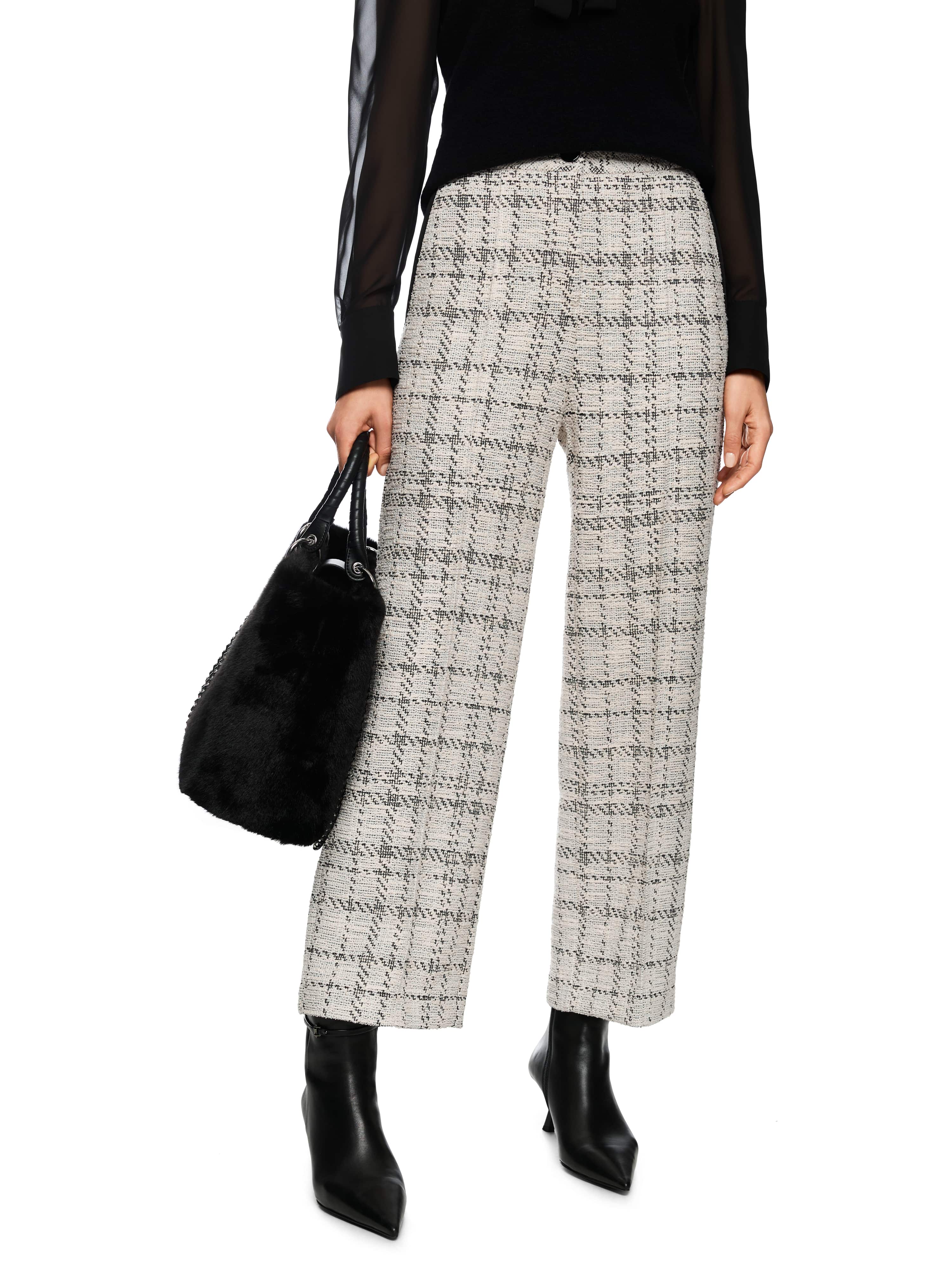 מכנסיים רחבים בגזרה גבוהה עם דוגמה עדינה לכל אורך הבדסגירה בכפתור ורוכסן, קו תפר לאורך הרגליים וכיסים בגבהרכב בד: 64% פוליאסטר, 34% ויסקוזה, 2% אלסטןהדוגמנית בגובה 1.79 ולובשת מידה 3 של מארק קיין