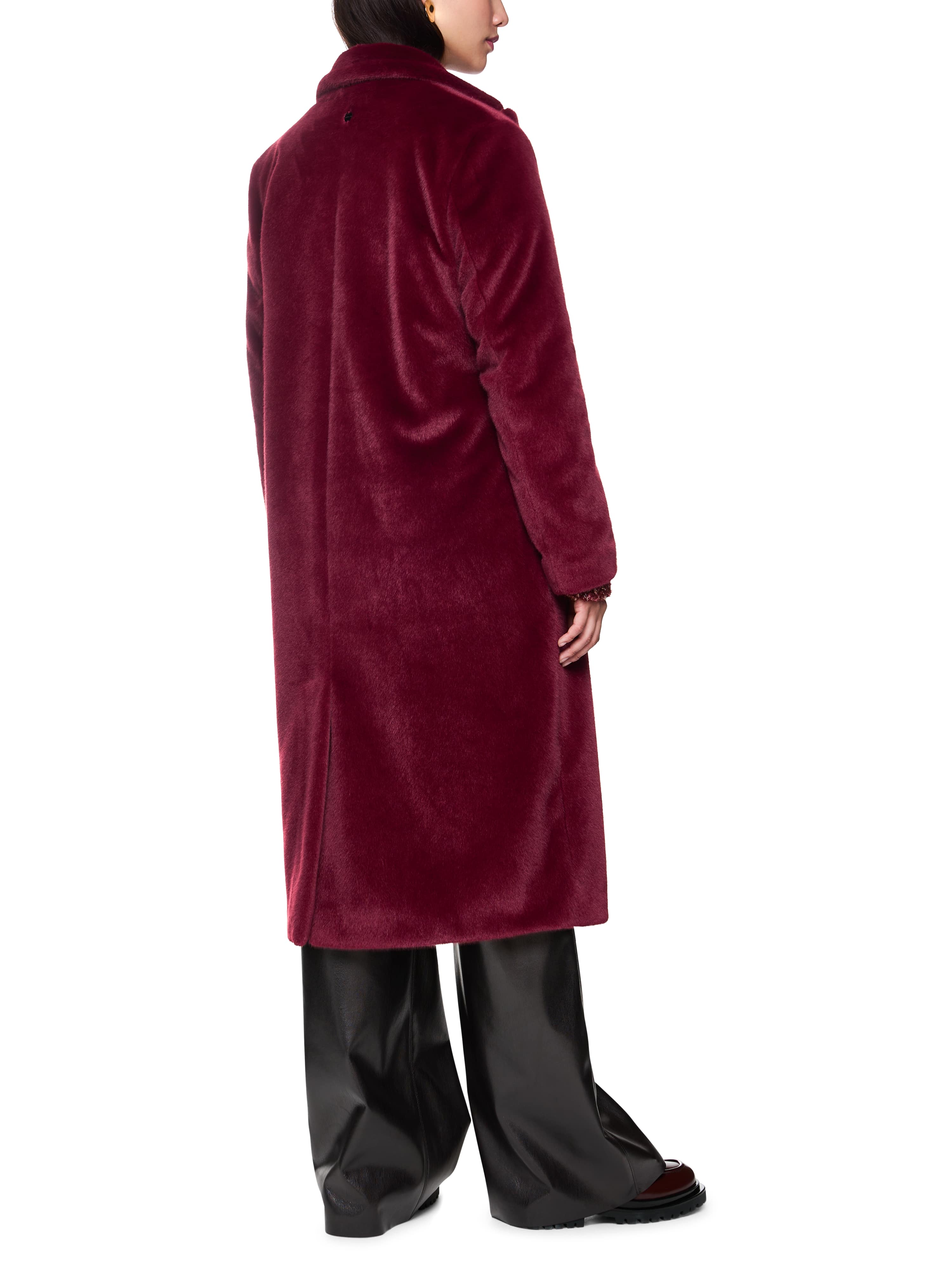 מעיל גזרה רחבה עם כיסים צדדייםהרכב: 100% פוליאסטרהדוגמנית בגובה 1.79 ולובשת מידה 3 של מארק קיין