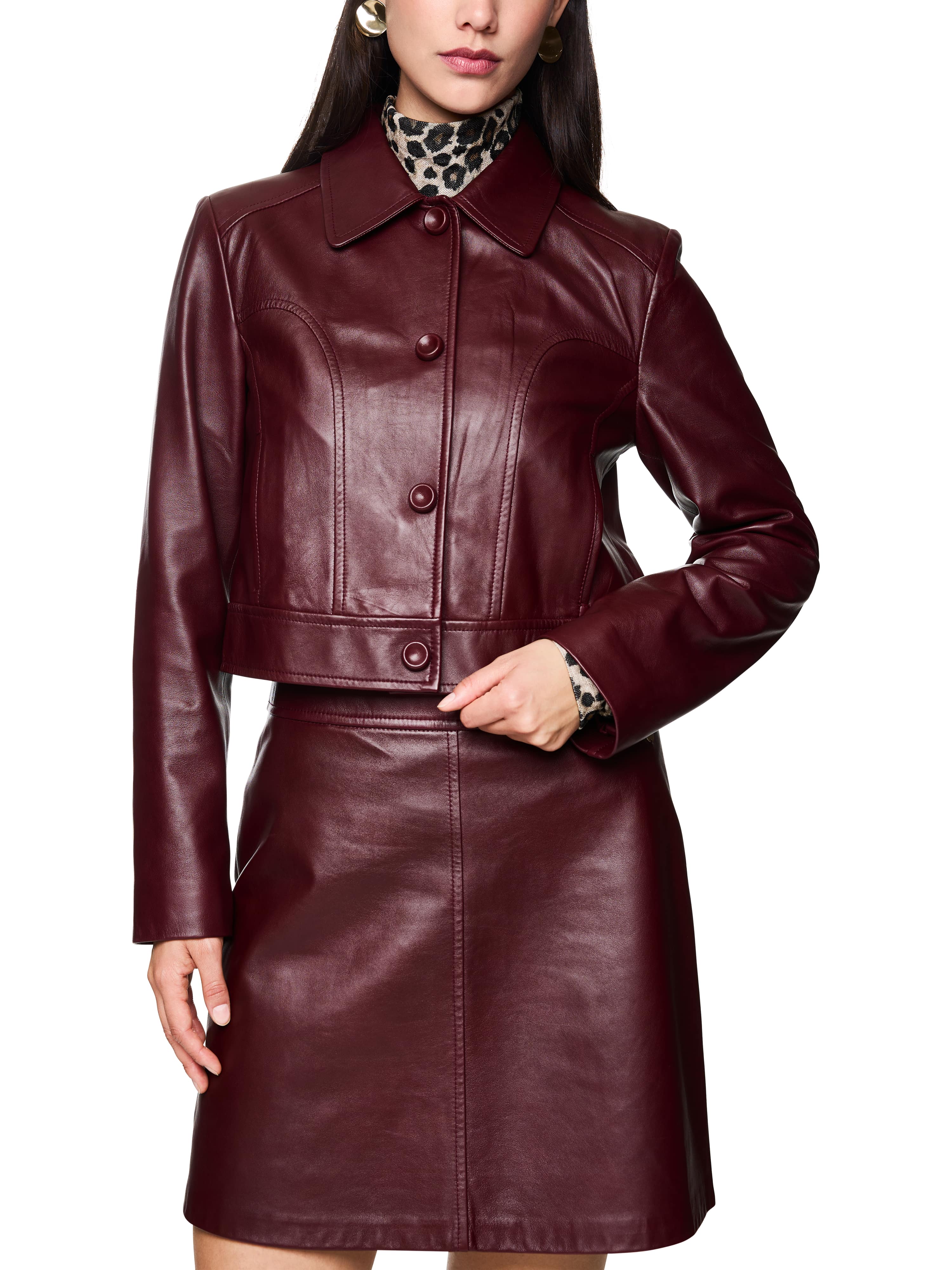 ג'קט עור בגזרה ישרה עם סגירת כפתורים וצווארוןהרכב: 100% עורהדוגמנית בגובה 1.79 ולובשת מידה 3 של מארק קיין 