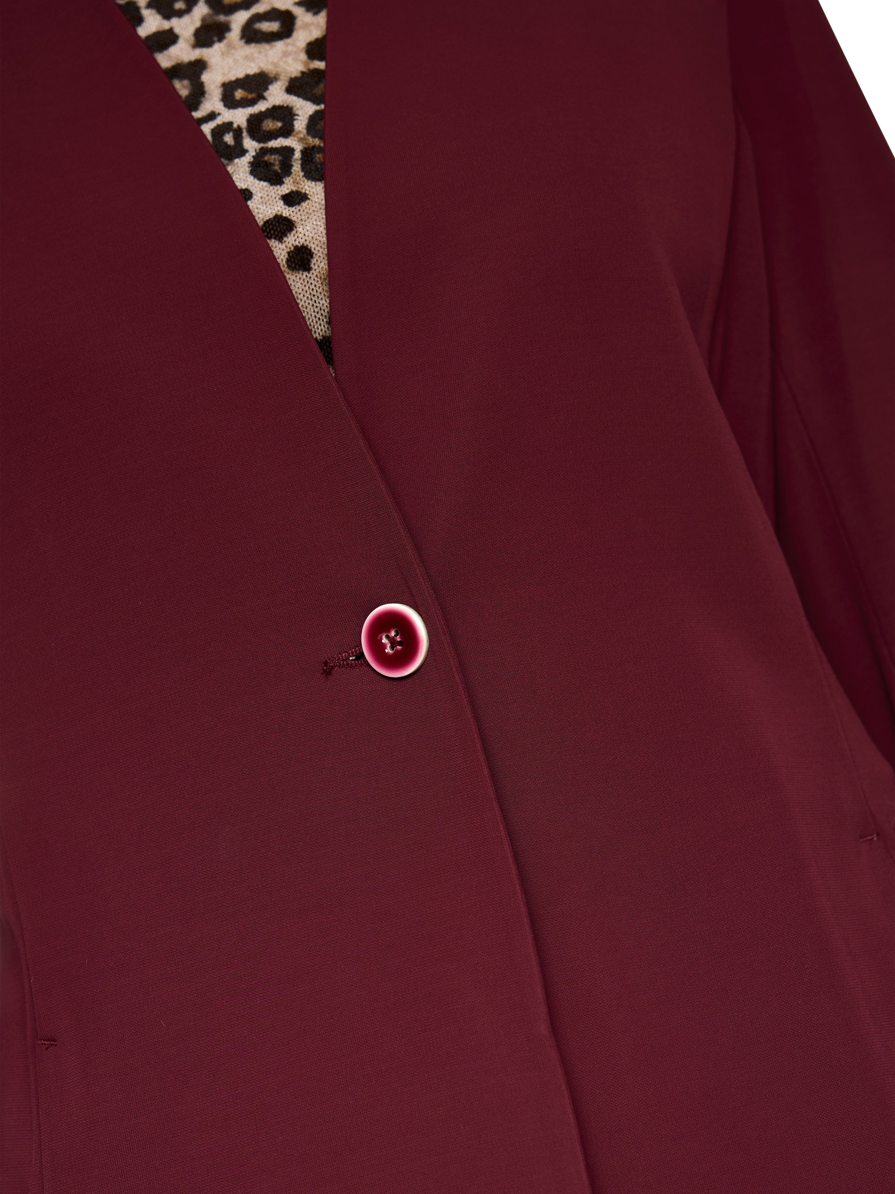 בלייזר מחויט עם סגירת כפתורים וכיסים צדדייםהרכב: 100% ויסקוזההדוגמנית בגובה 1.79 ולובשת מידה 3 של מארק קיין