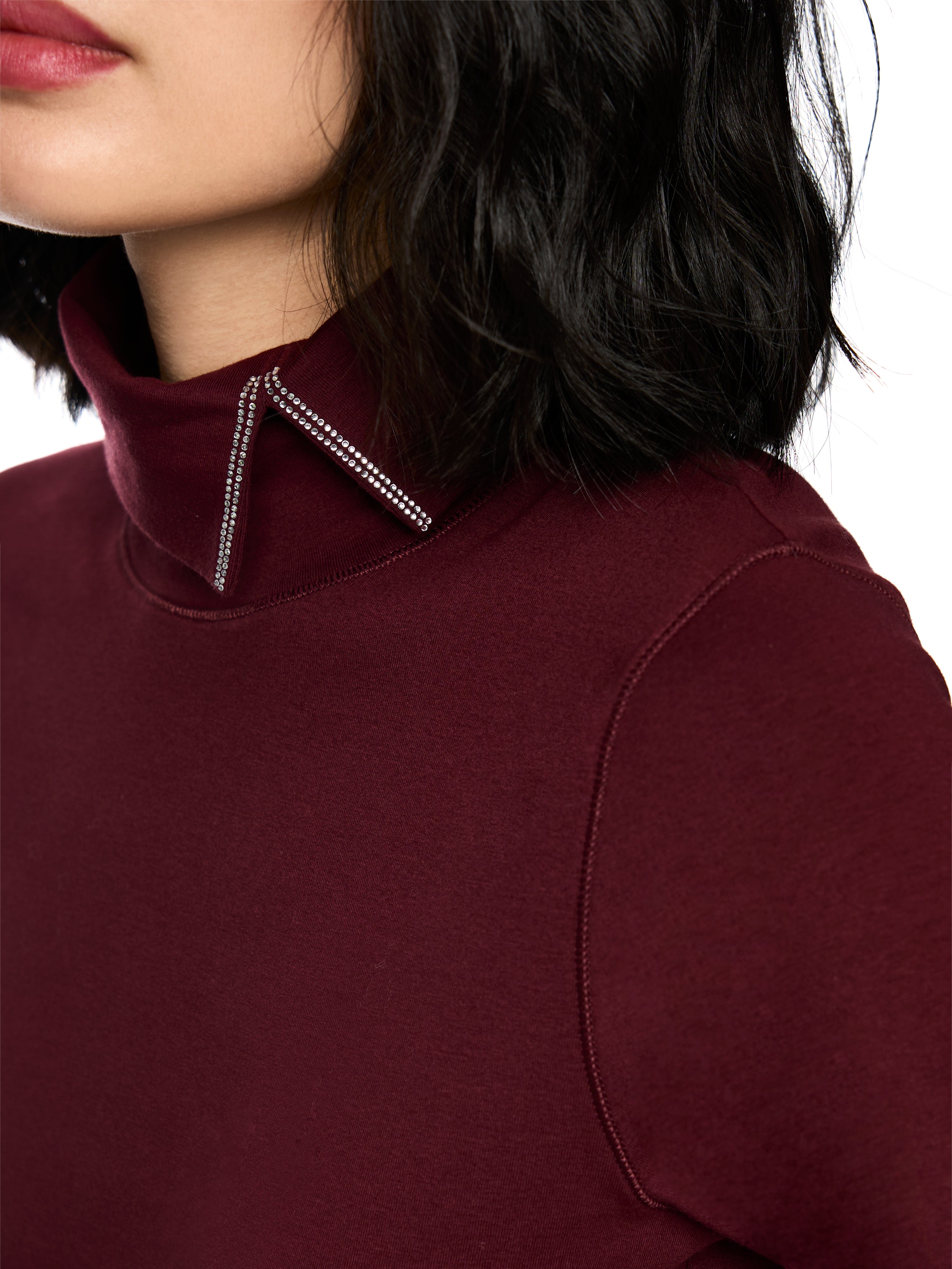 חולצת טי גזרה צמודה עם צווארון גולףהרכב: 92% כותנה, 8% אלסטןהדוגמנית בגובה 1.79 ולובשת מידה 3 של מארק קיין