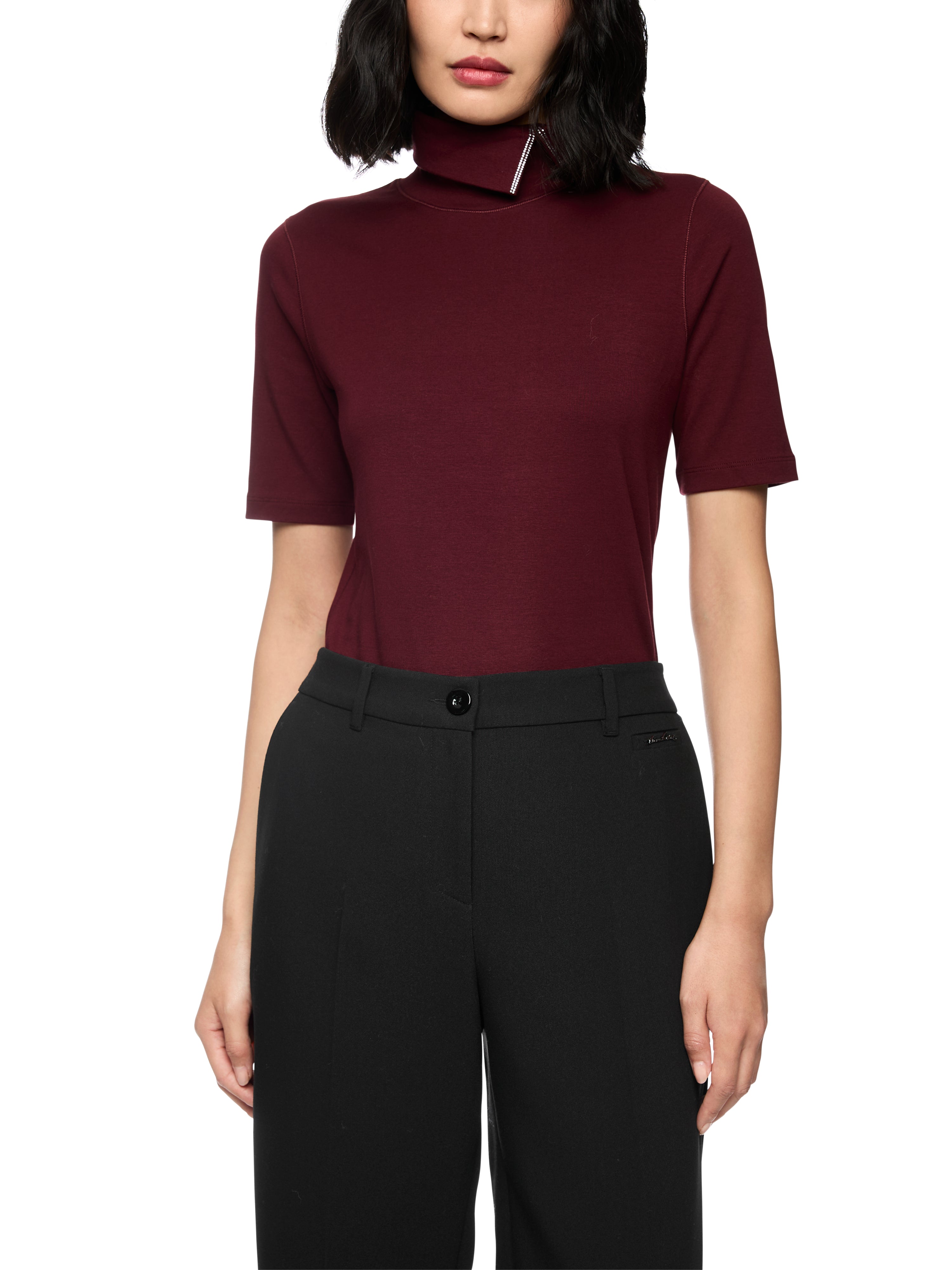 חולצת טי גזרה צמודה עם צווארון גולףהרכב: 92% כותנה, 8% אלסטןהדוגמנית בגובה 1.79 ולובשת מידה 3 של מארק קיין