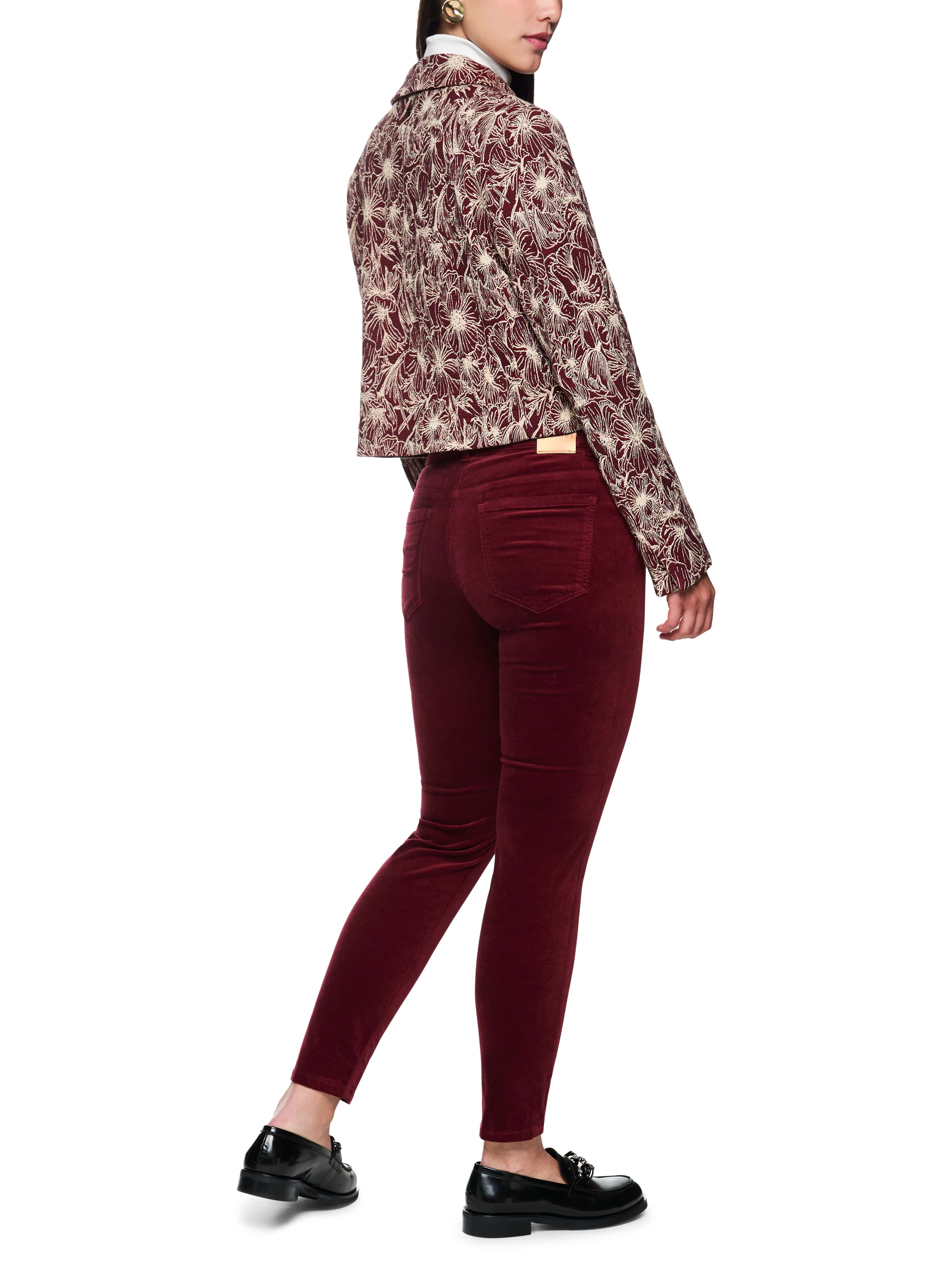 מכנסי קטיפה קז'ואל בגזרה צמודה הרכב: 54% כותנה, 35% מודאל, 8% פוליאסטר, 3% אלסטןהדוגמנית בגובה 1.79 ולובשת מידה 3 של מארק קיין