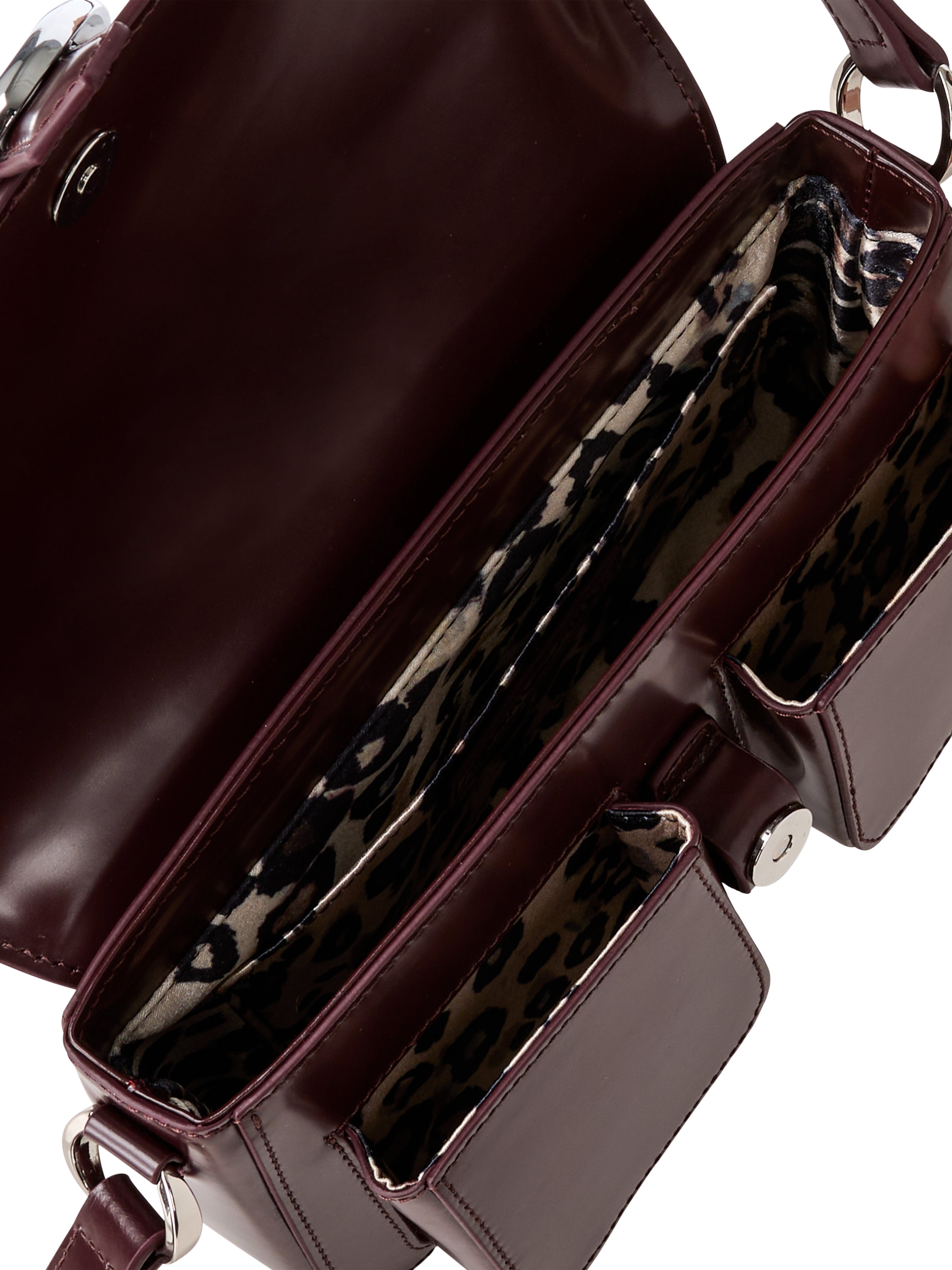 תיק כתף עשוי עור עם אבזם דקורטיבי ורצועה מתכווננת הרכב: 100% עורמידות: 10*15*24 ס"מ