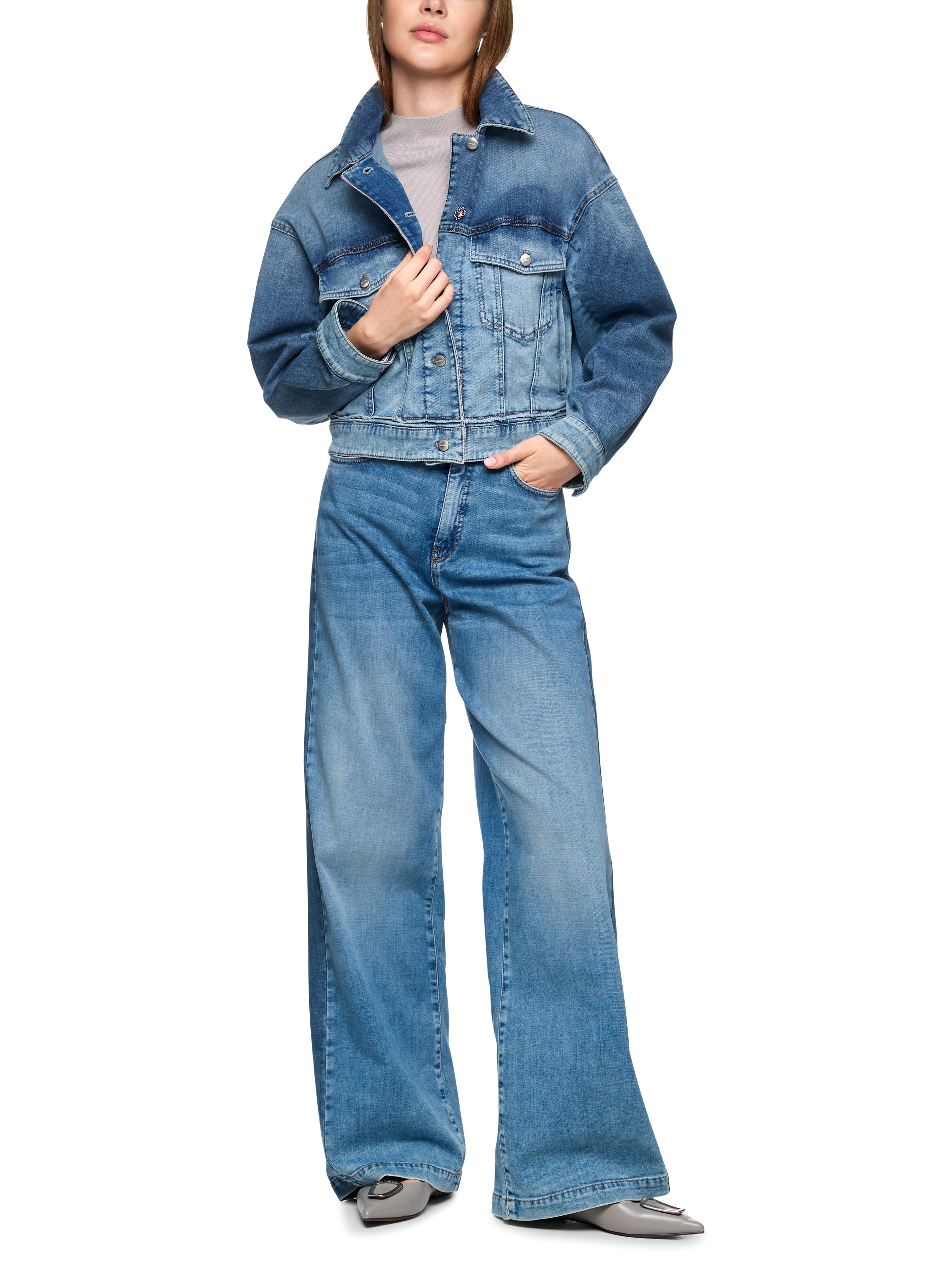 ג'קט ג'ינס קרופ במראה קז'ואל עם כיסים הרכב: 92% כותנה, 6% אלסטומולטיאסטר, 2% אלסטןהדוגמנית בגובה 1.79 ולובשת מידה 3 של מארק קיין