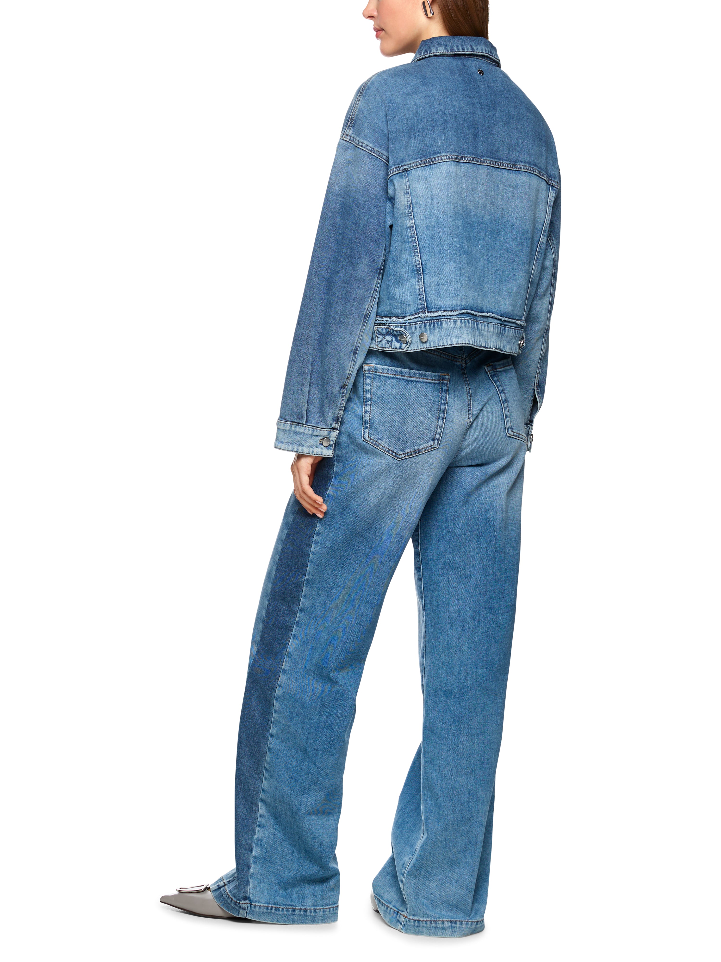 ג'קט ג'ינס קרופ במראה קז'ואל עם כיסים הרכב: 92% כותנה, 6% אלסטומולטיאסטר, 2% אלסטןהדוגמנית בגובה 1.79 ולובשת מידה 3 של מארק קיין