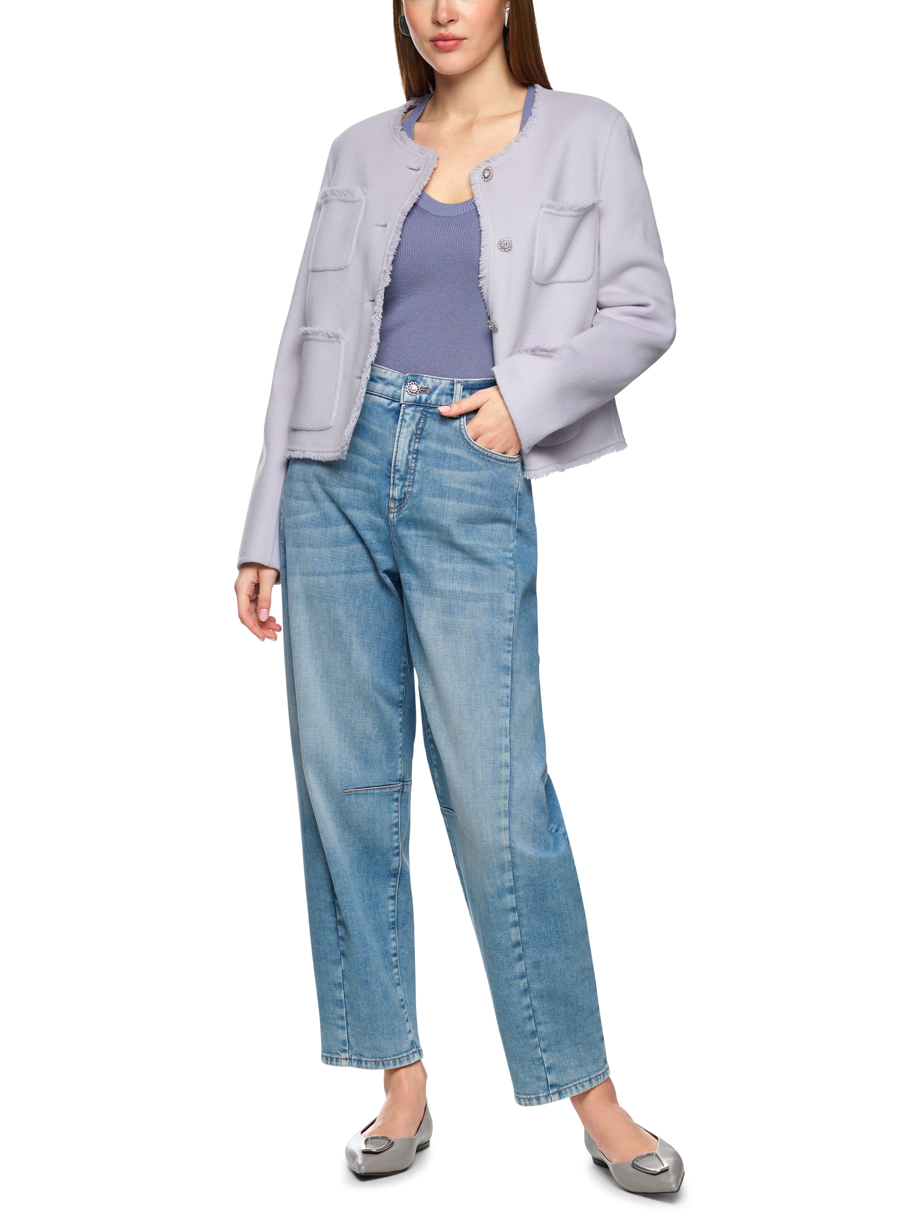 מכנסי ג'ינס בגזרה גבוהה עם סגירת רוכסן וכפתורהרכב: 92% כותנה, 6% אלסטומולטיאסטר, 2% אלסטןהדוגמנית בגובה 1.79 ולובשת מידה 3 של מארק קיין