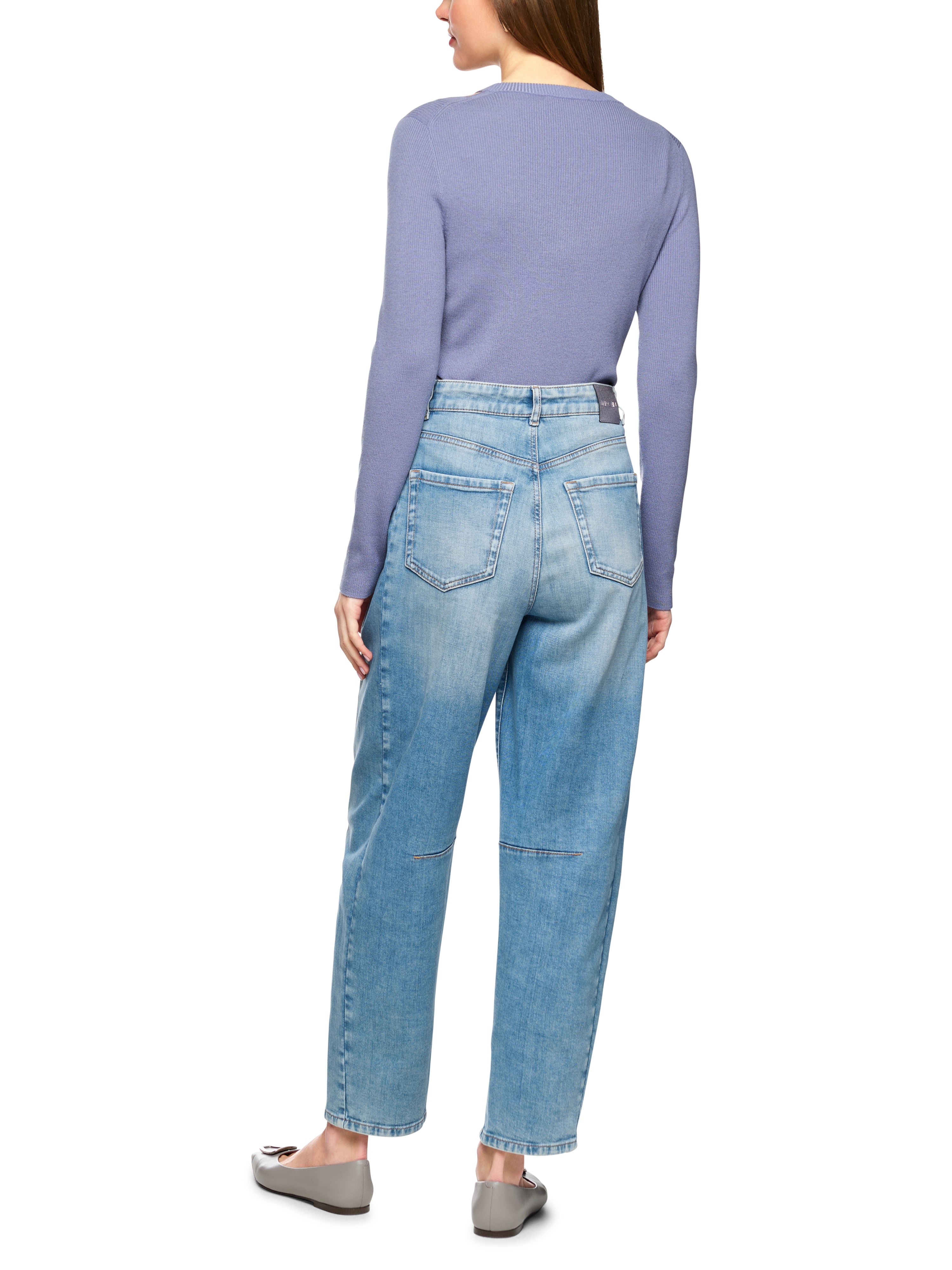 מכנסי ג'ינס בגזרה גבוהה עם סגירת רוכסן וכפתורהרכב: 92% כותנה, 6% אלסטומולטיאסטר, 2% אלסטןהדוגמנית בגובה 1.79 ולובשת מידה 3 של מארק קיין