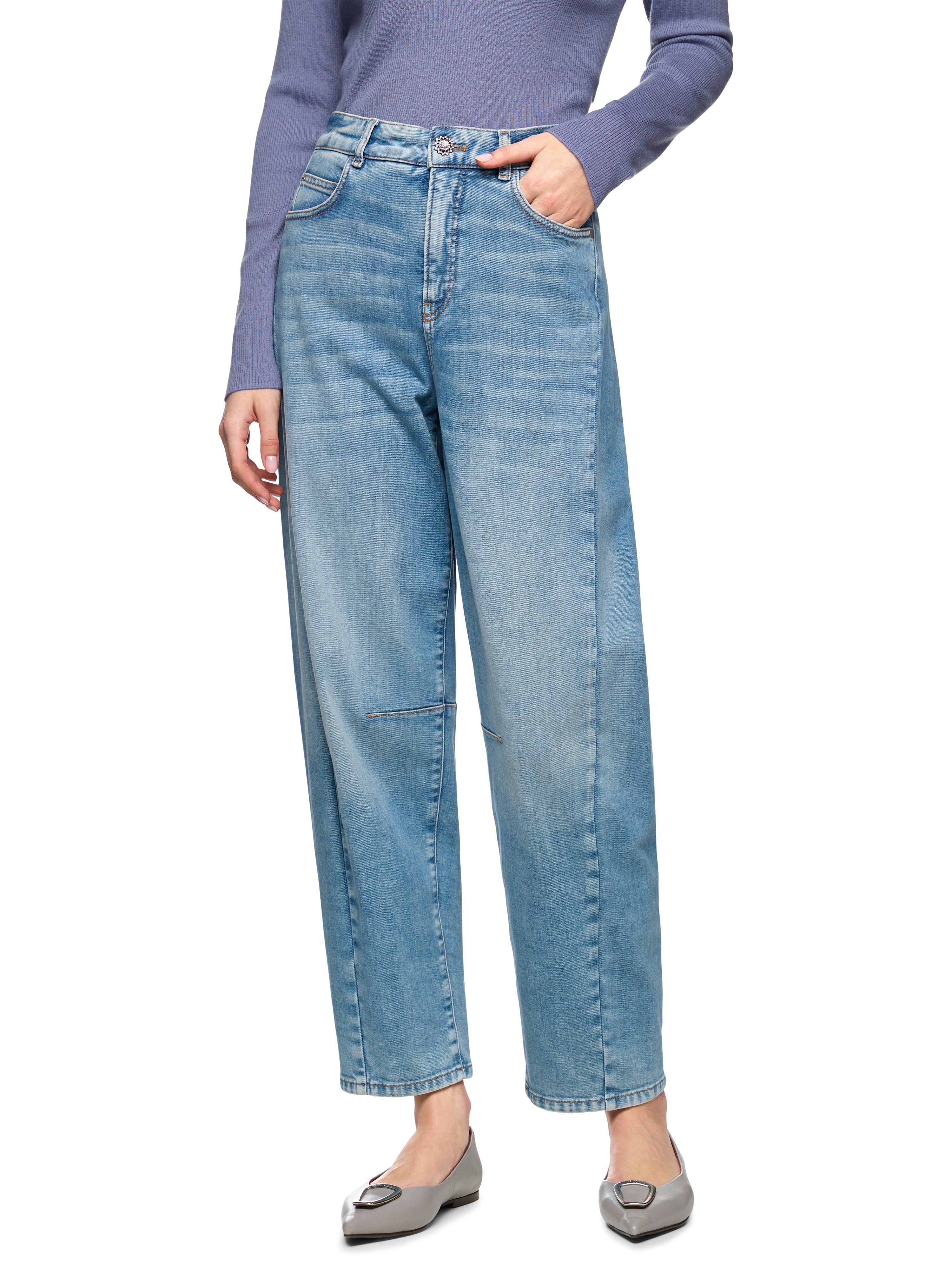 מכנסי ג'ינס בגזרה גבוהה עם סגירת רוכסן וכפתורהרכב: 92% כותנה, 6% אלסטומולטיאסטר, 2% אלסטןהדוגמנית בגובה 1.79 ולובשת מידה 3 של מארק קיין