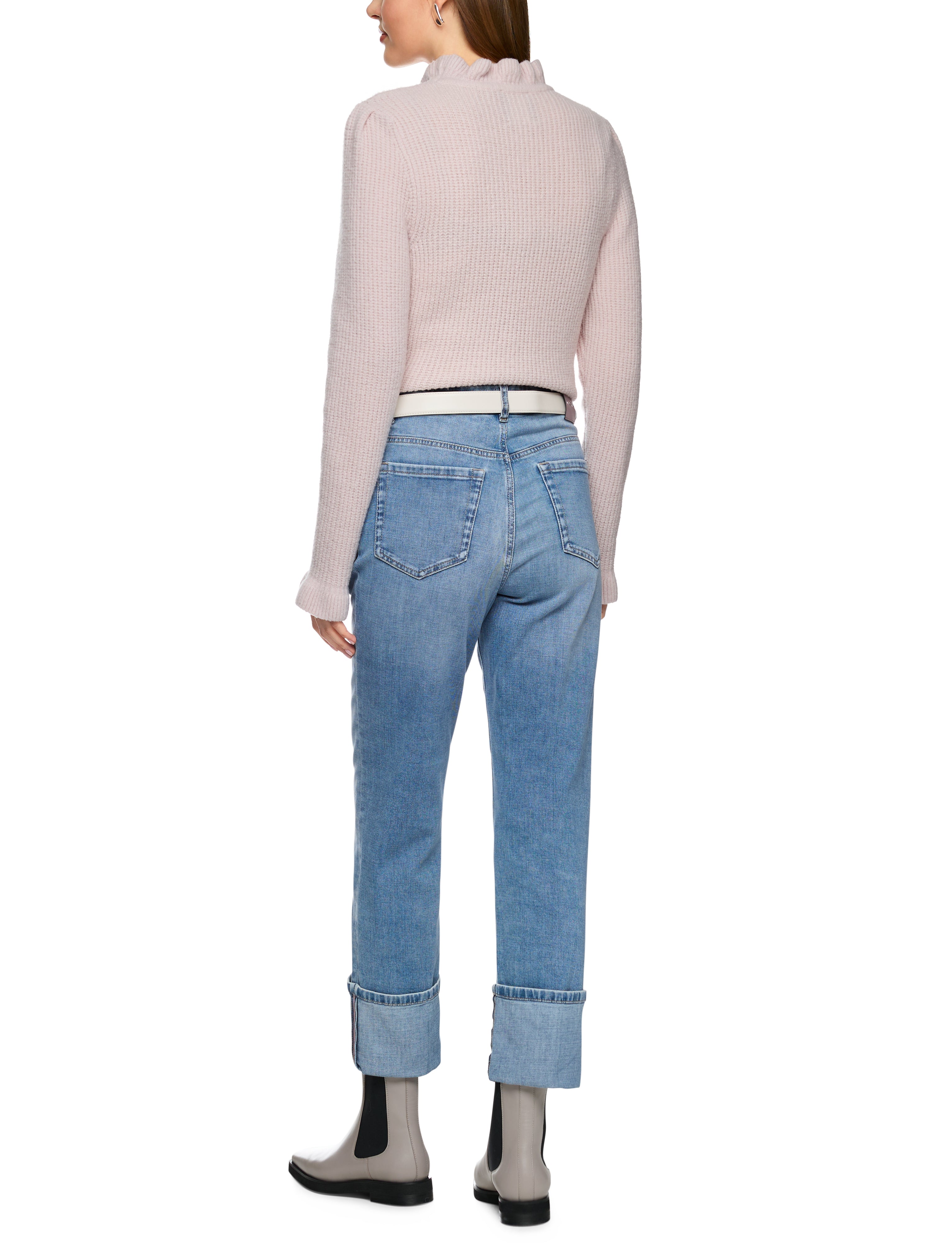 מכנסי ג'ינס גזרה צמודה באורך 7/8 עם סגירת רוכסן וכפתורהרכב: 92% כותנה, 6% אלסטומולטיאסטר, 2% אלסטןהדוגמנית בגובה 1.79 ולובשת מידה 3 של מארק קיין