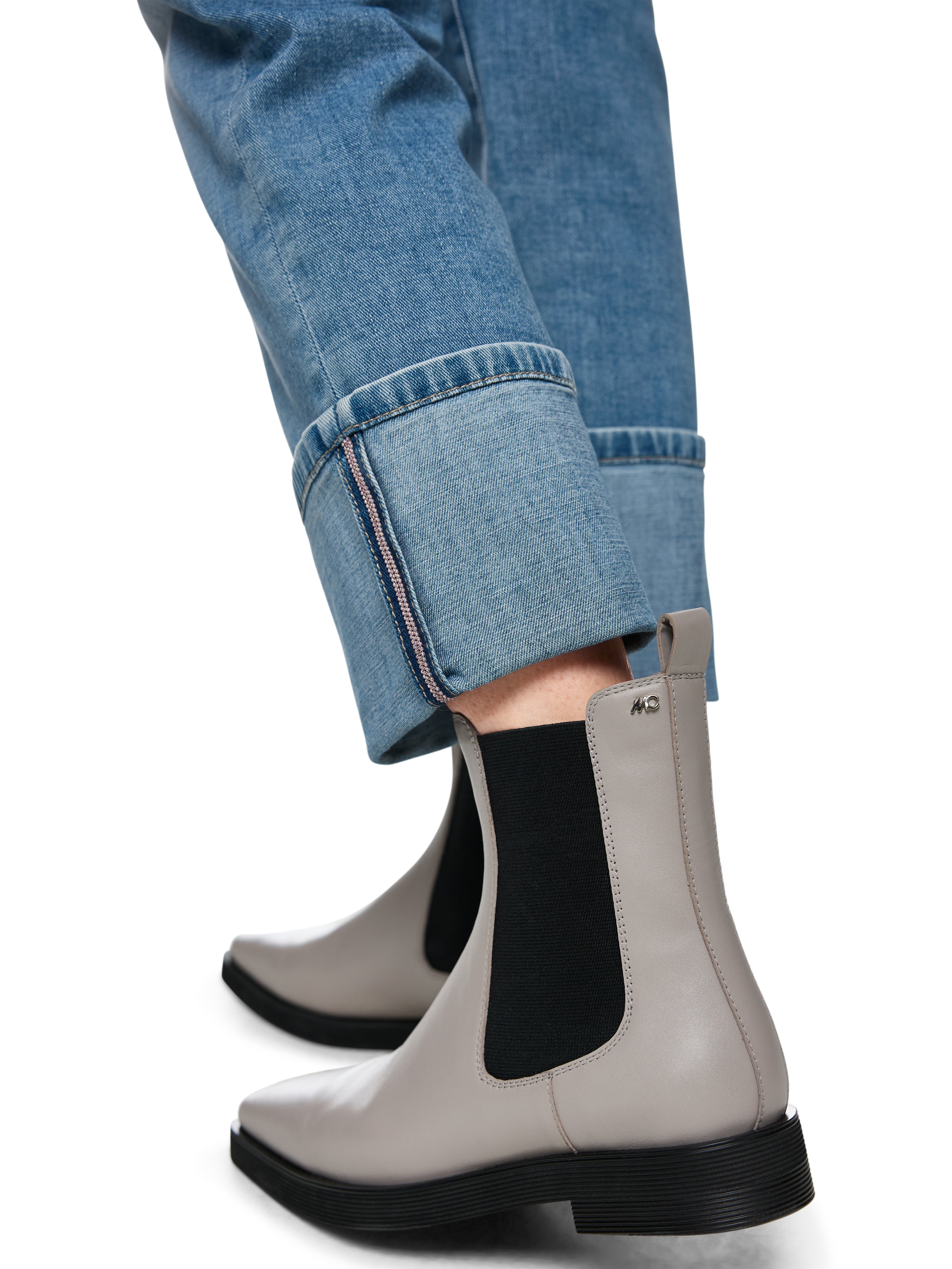 מכנסי ג'ינס גזרה צמודה באורך 7/8 עם סגירת רוכסן וכפתורהרכב: 92% כותנה, 6% אלסטומולטיאסטר, 2% אלסטןהדוגמנית בגובה 1.79 ולובשת מידה 3 של מארק קיין