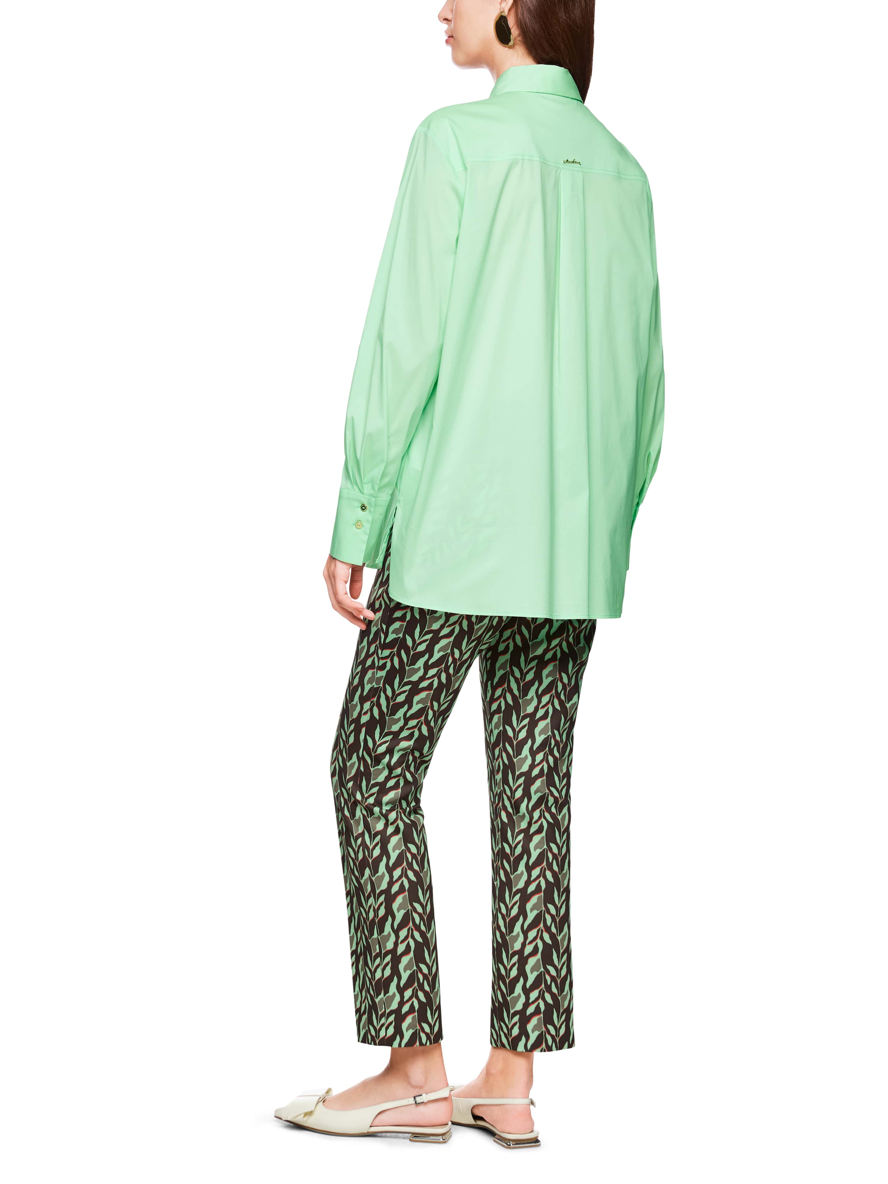 חולצה מכופתרת בגזרת אוברסייז עם כפתורים נסתריםהרכב: 75% כותנה, 20% פוליאמיד, 5% אלסטןהדוגמנית בגובה 1.79 ולובשת מידה 3 של מארק קיין